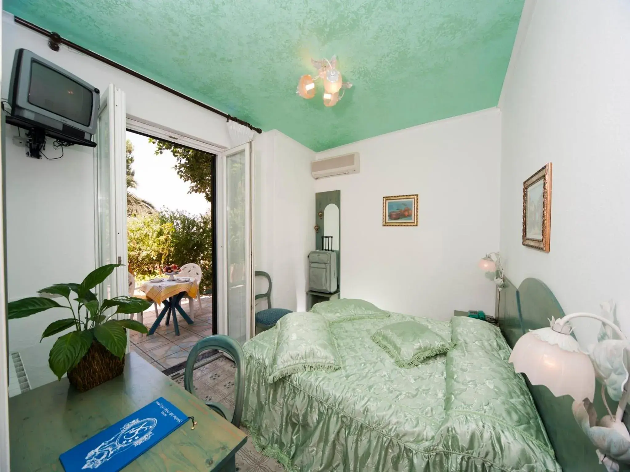 Balcony/Terrace, Bed in Hotel Giardino Delle Ninfe E La Fenice