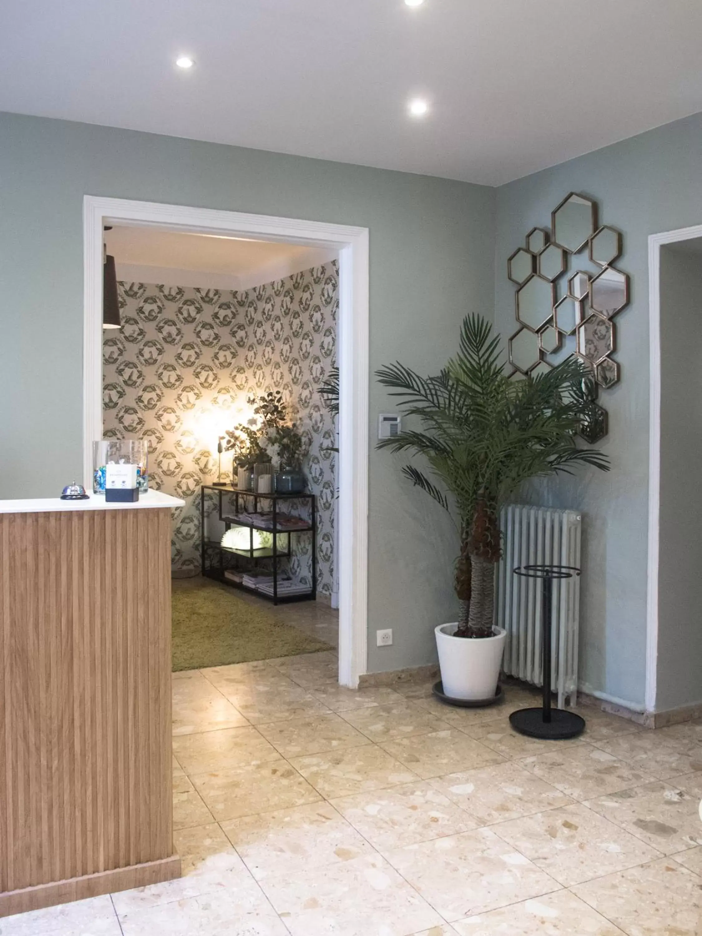Lobby or reception in Hôtel des Batignolles Lobby or reception in Hôtel des Batignolles