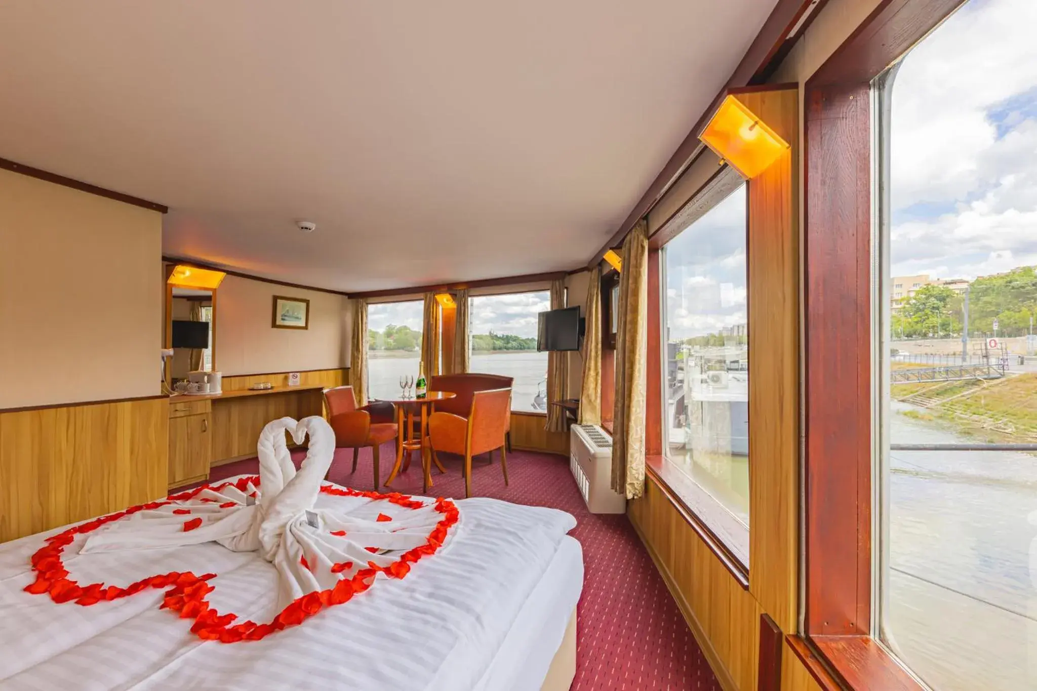 Bed in Fortuna Boat Hotel