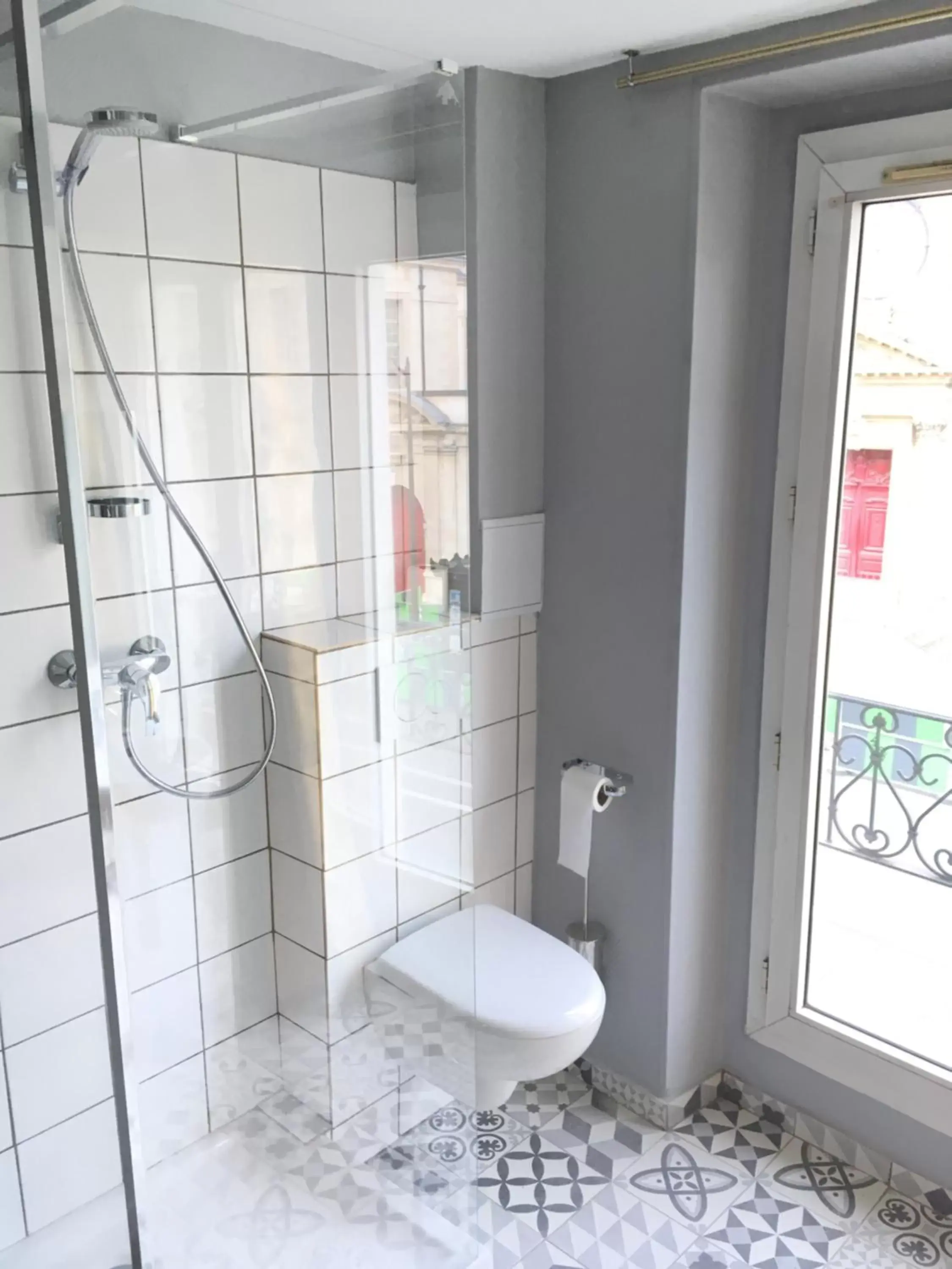Shower, Bathroom in Hôtel De La Herse d'Or