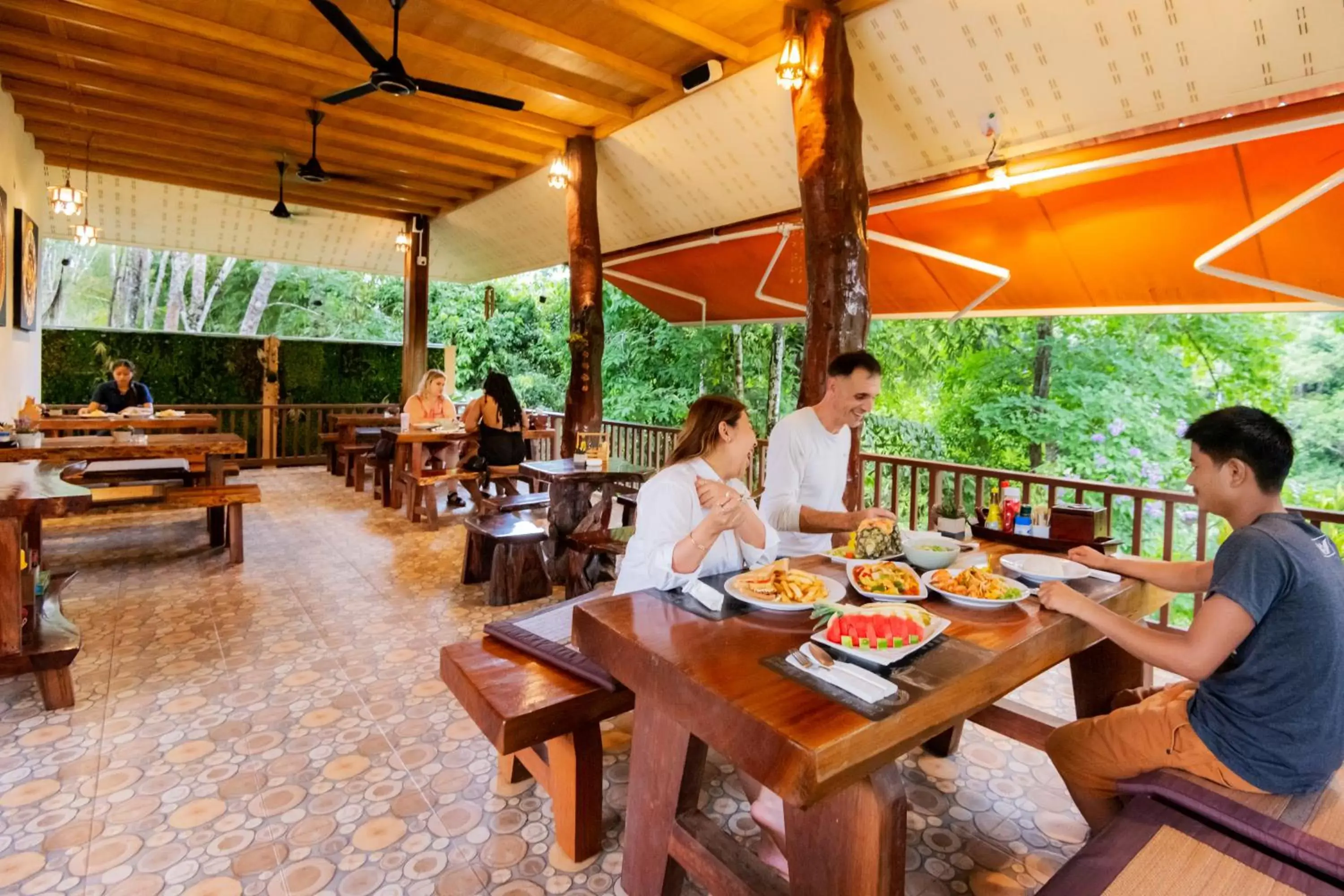 Restaurant/Places to Eat in Khao Sok River Home Resort