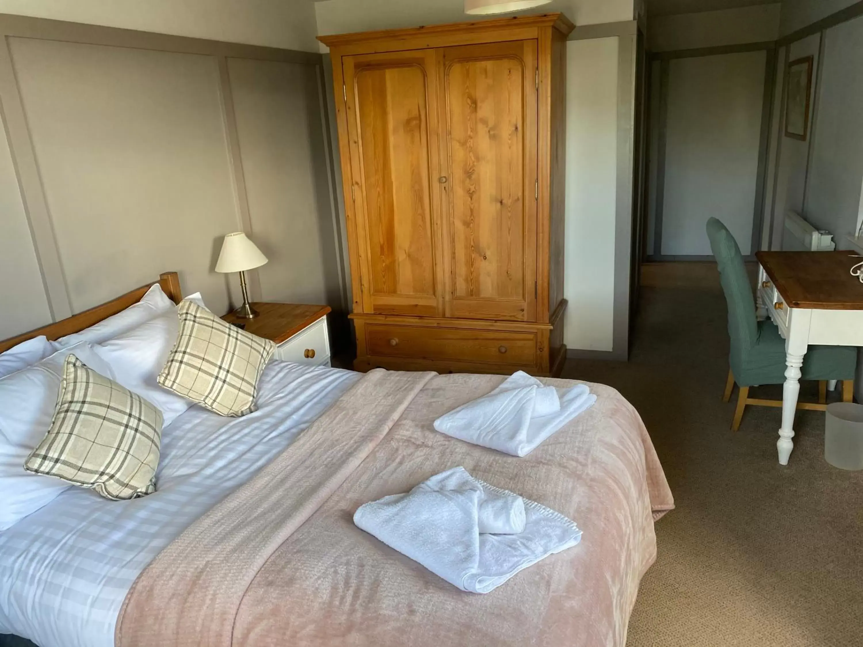 Bedroom, Bed in The Ship Inn