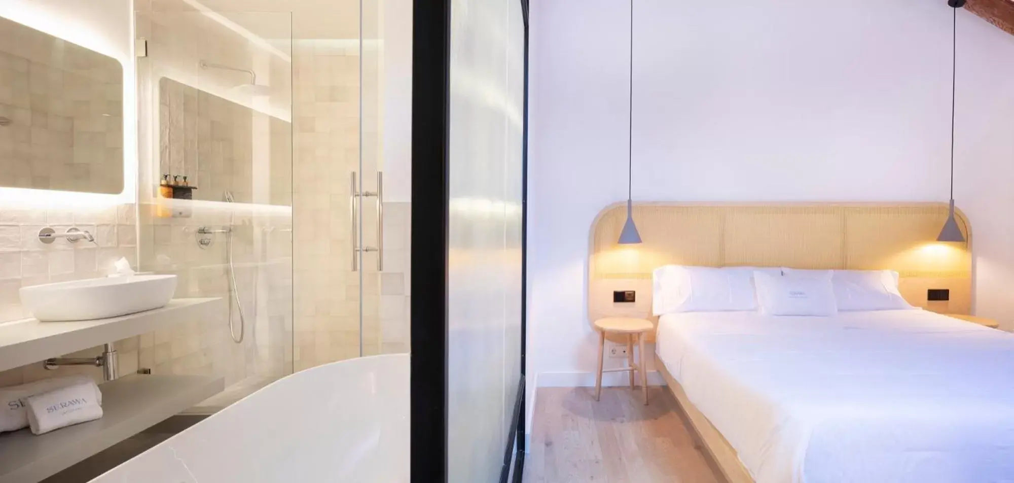 Bed, Bathroom in Hotel Serawa Alicante
