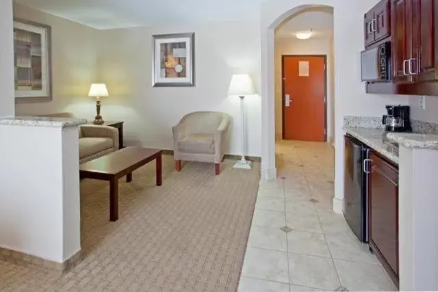 Kitchen or kitchenette, Seating Area in Holiday Inn Express & Suites College Station, an IHG Hotel