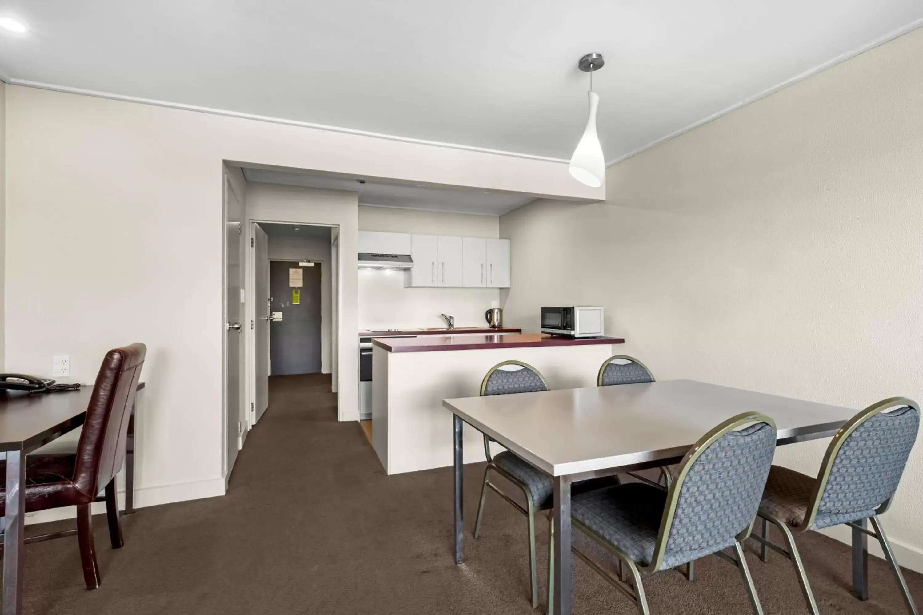 Kitchen or kitchenette, Dining Area in Copthorne Hotel & Apartments Queenstown Lakeview