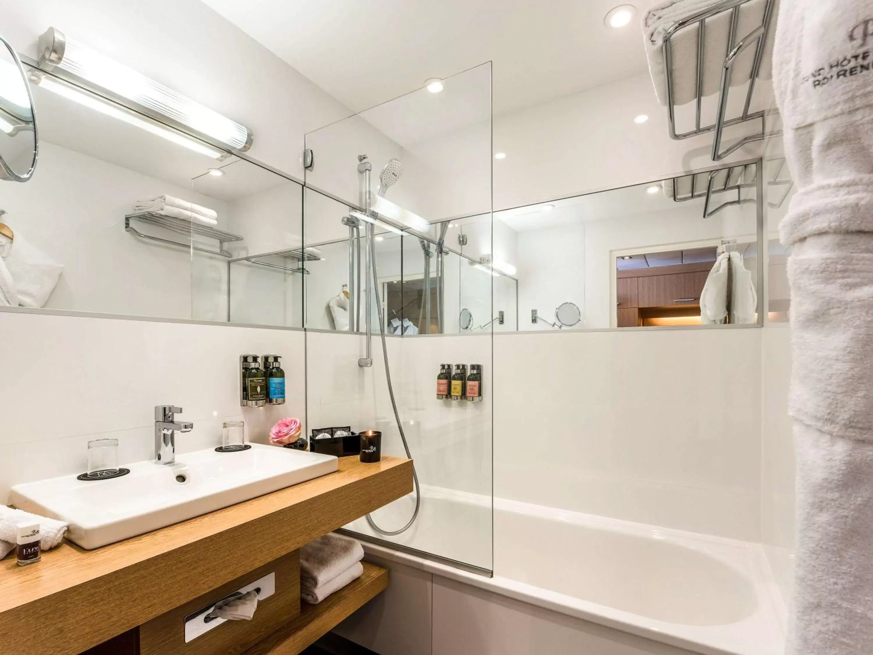 Bathroom in Grand Hôtel Roi René Aix en Provence Centre - MGallery