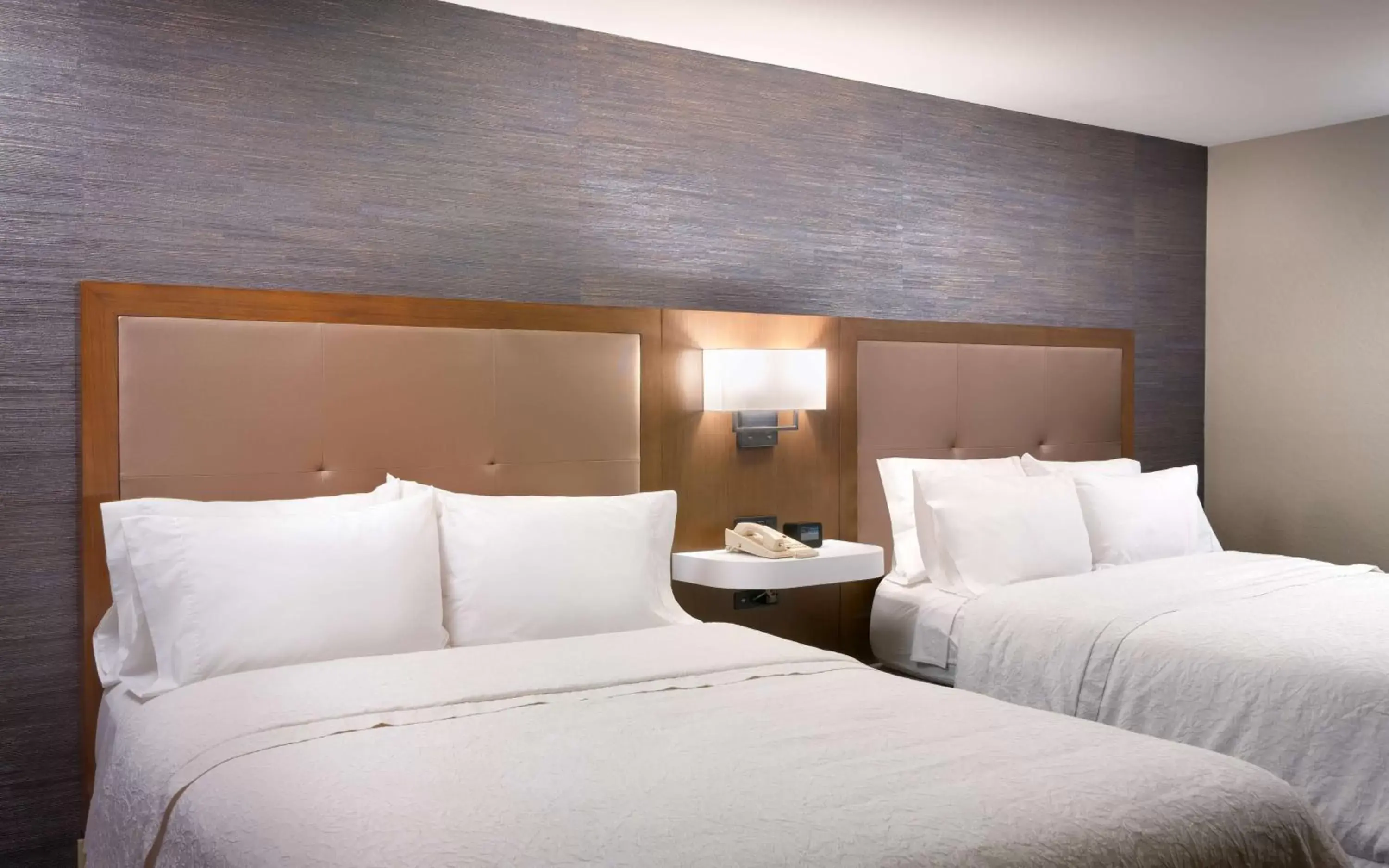 Bed in Hampton Inn & Suites Show Low-Pinetop