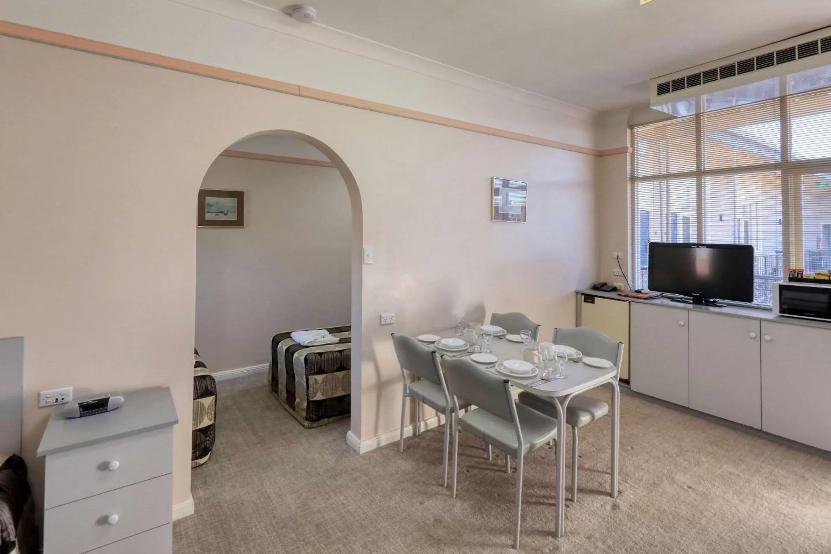 Bedroom, TV/Entertainment Center in Comfort Inn Crystal Broken Hill