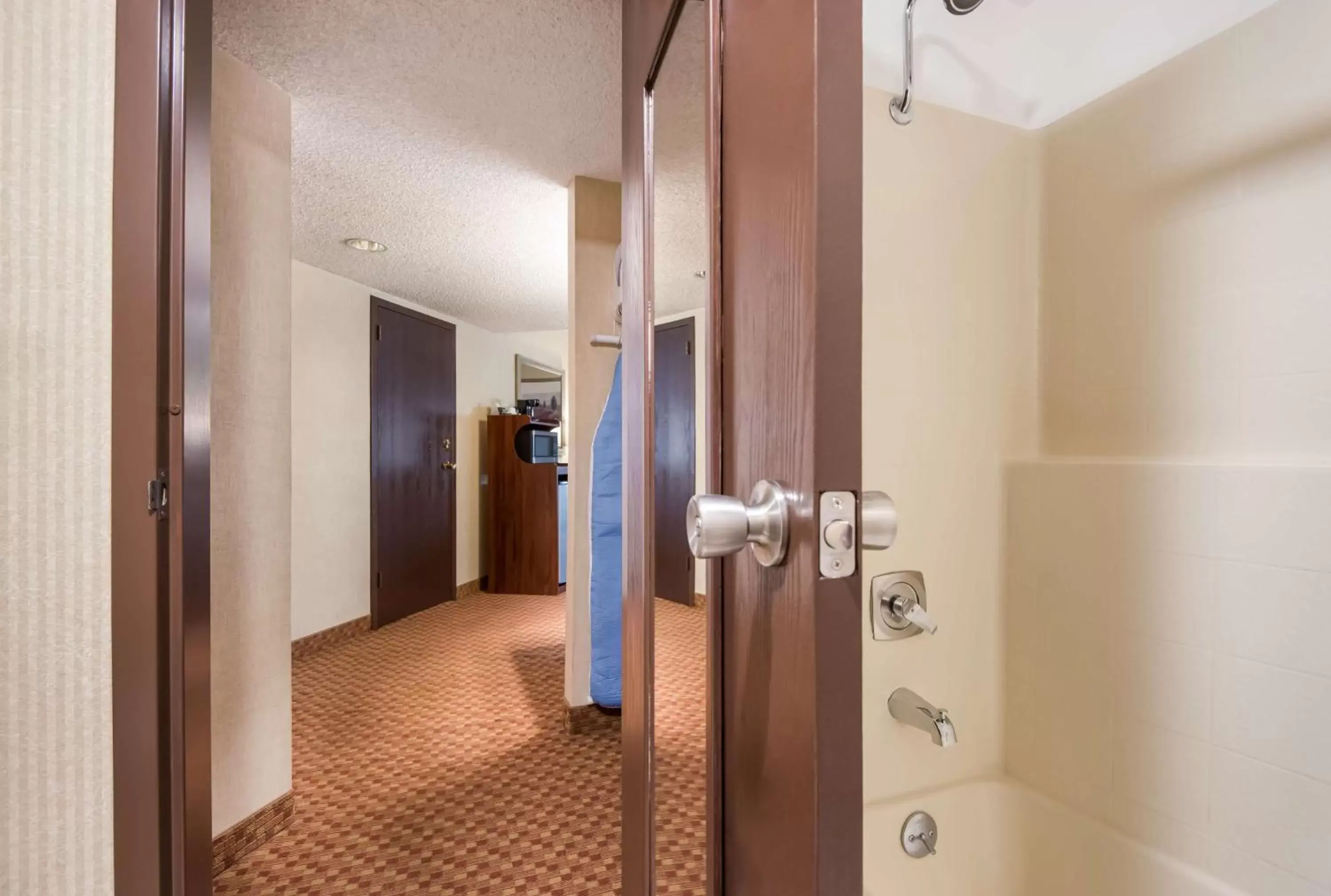 Bedroom, Bathroom in SureStay Plus Hotel by Best Western Reno Airport