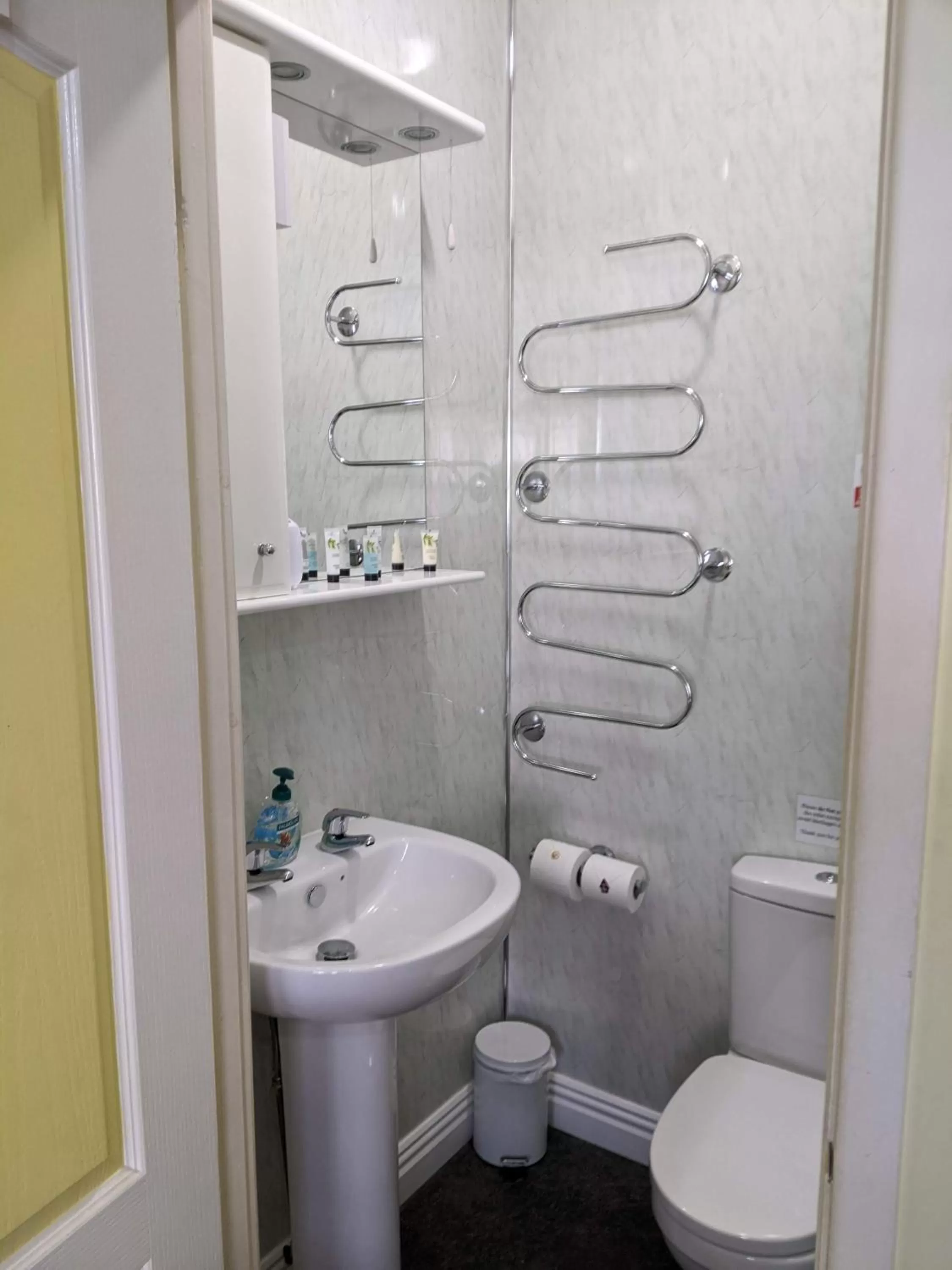 Bathroom in Kingswinford Guest House