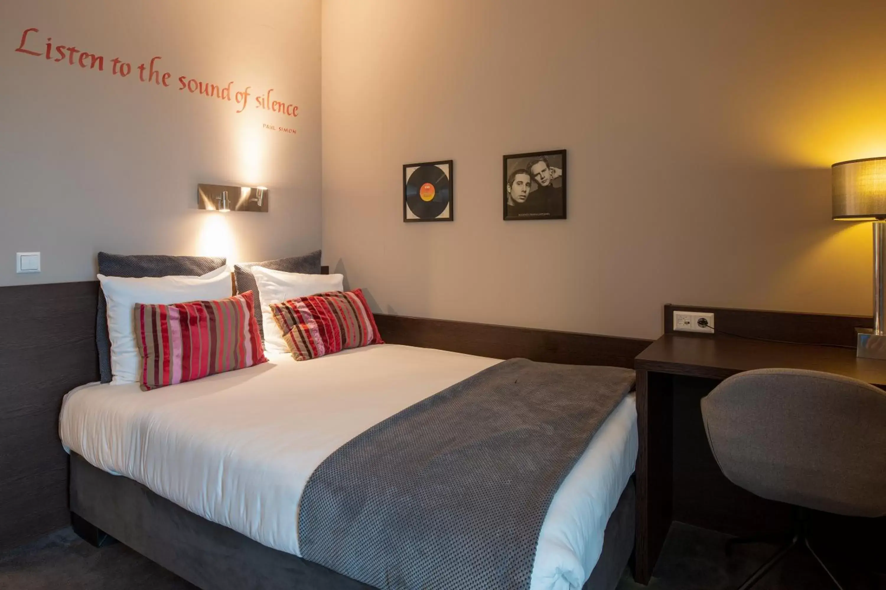 Bedroom, Bed in Hampshire Hotel - Delft Centre