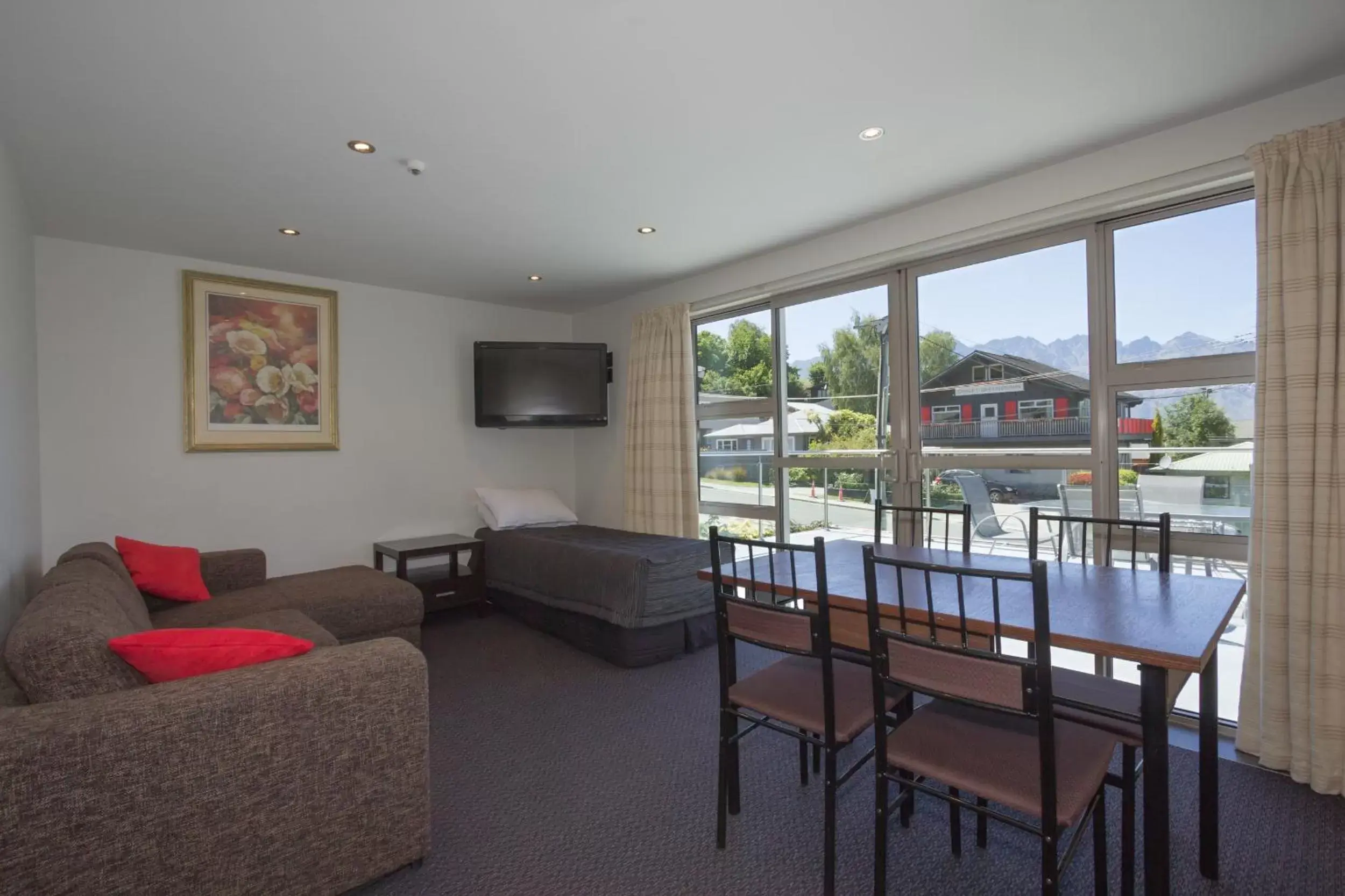 Living room, Pool View in Autoline Queenstown Motel