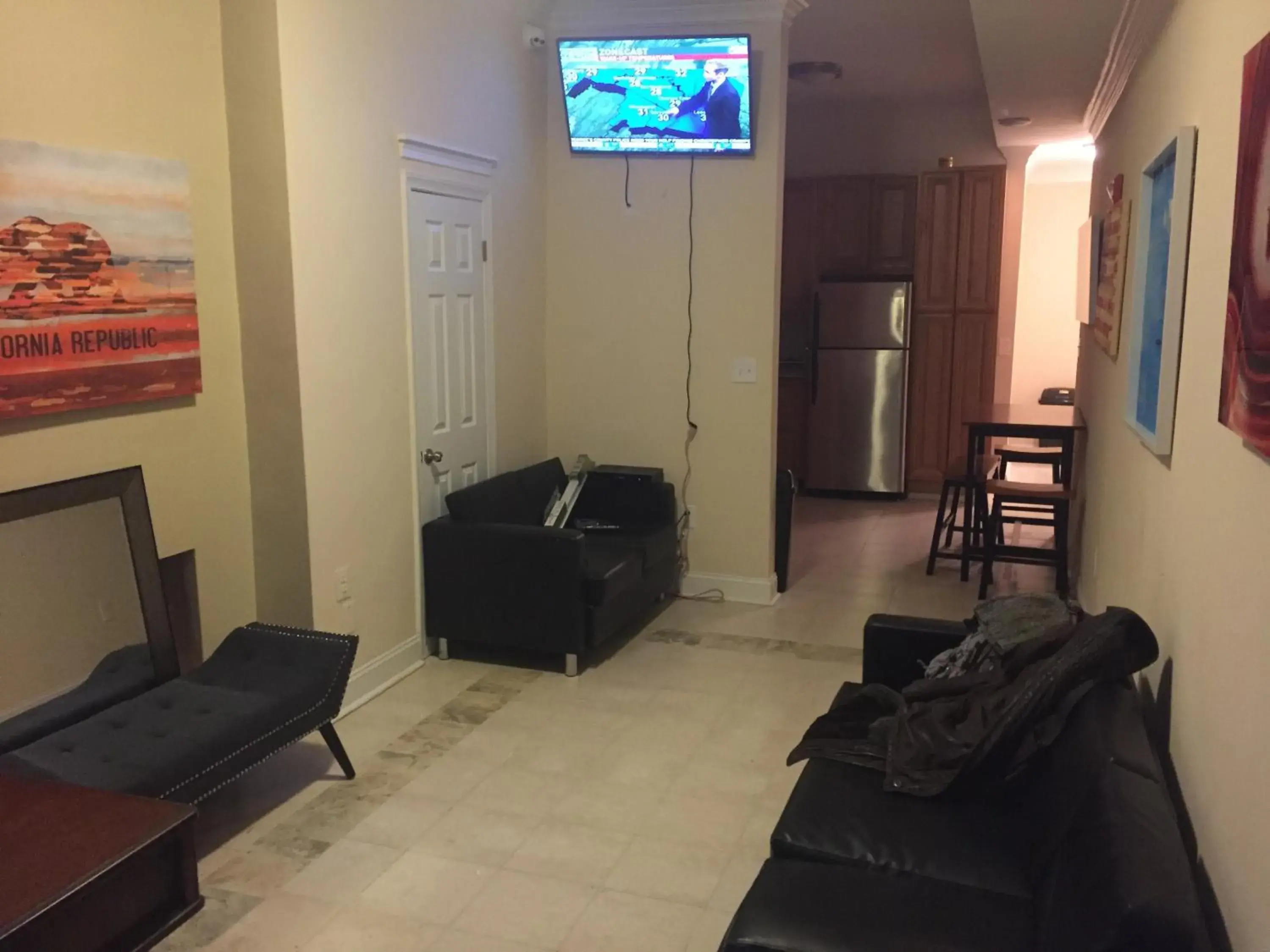 Seating area, TV/Entertainment Center in DC International Hostel 2