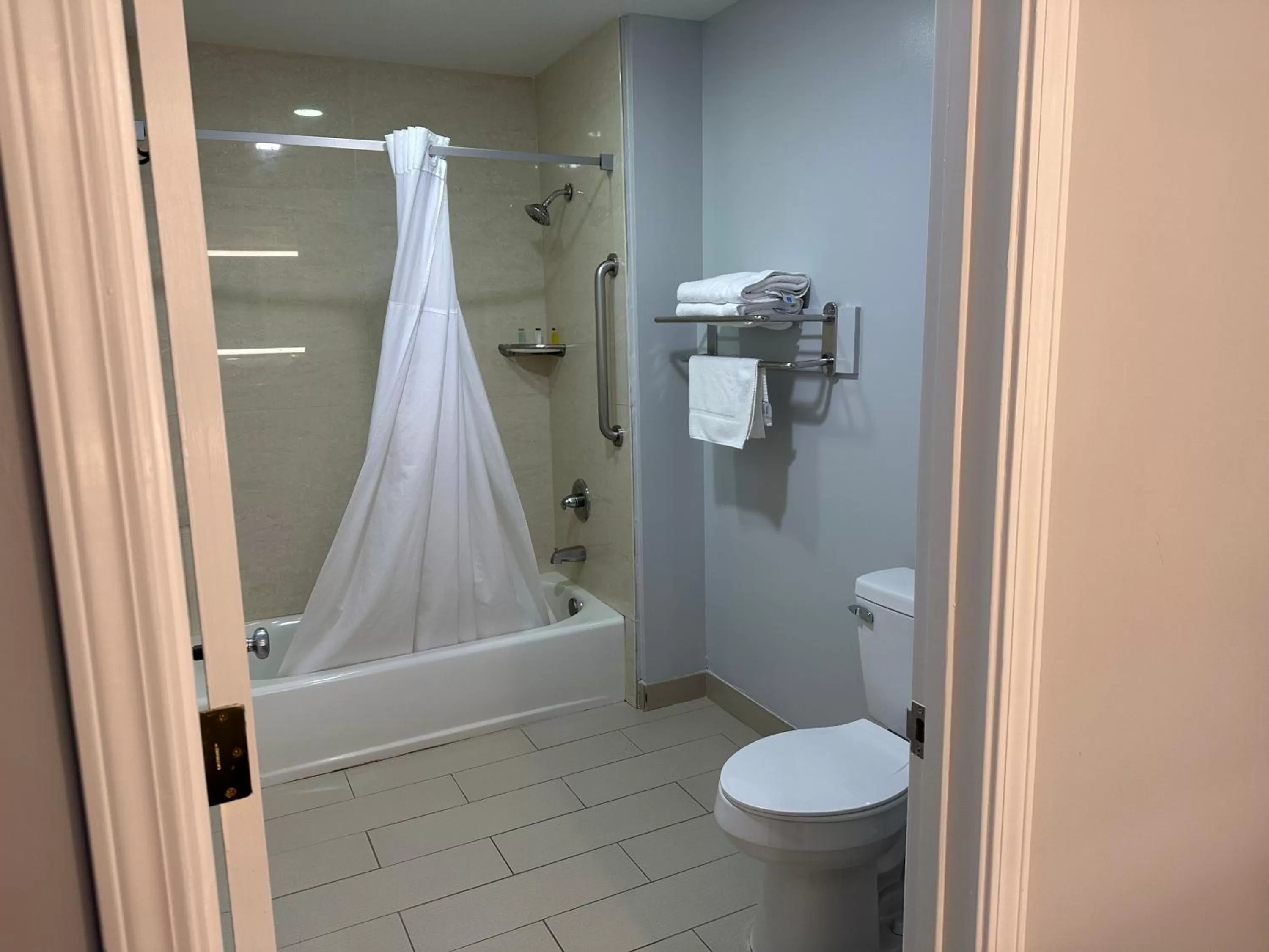 Shower, Bathroom in Super 8 by Wyndham San Bruno /SF Intl Arpt West