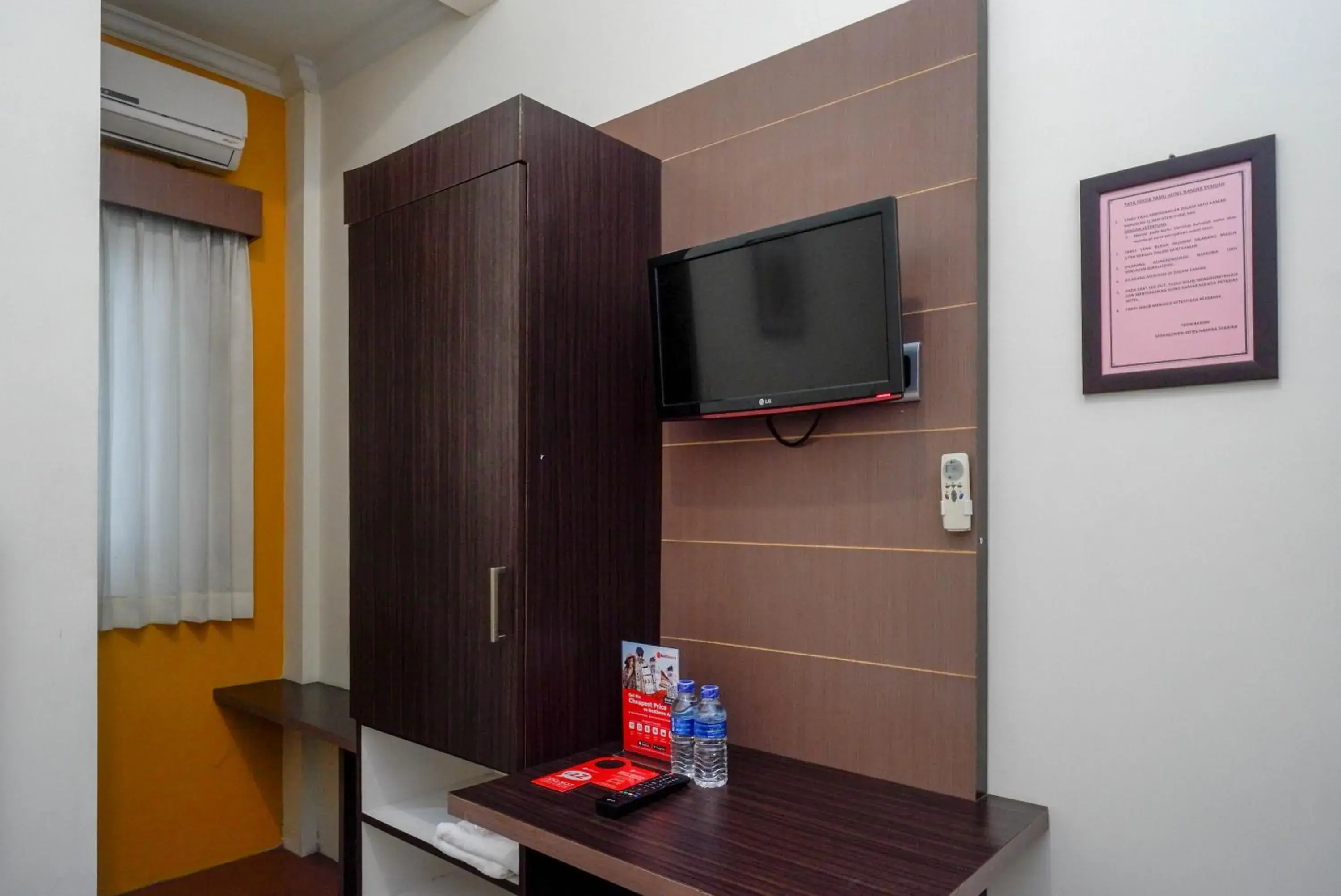 TV/Entertainment Center in RedDoorz Syariah At Namira Hotel