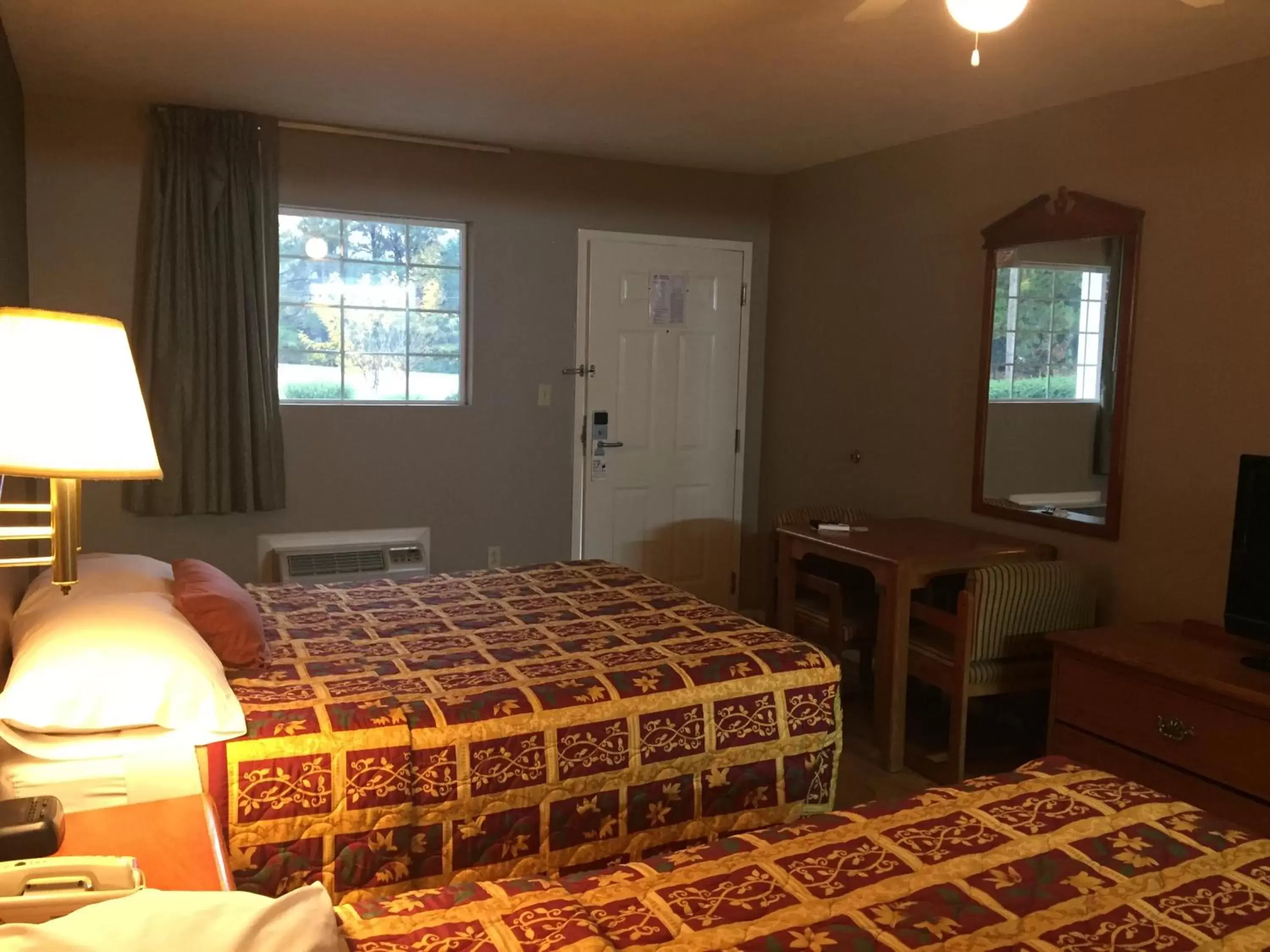 Property building, Bed in Deerfield Inn New Johnsonville