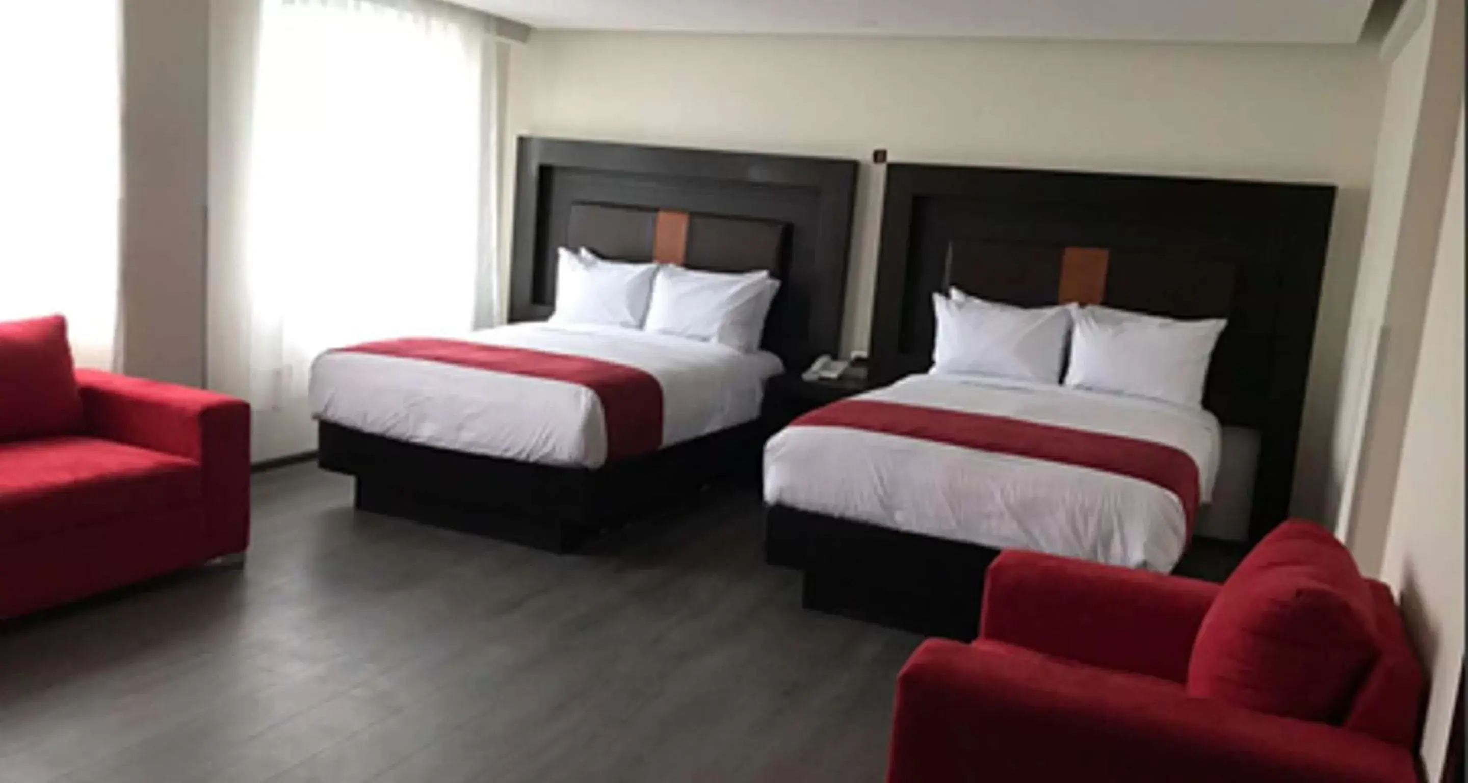 Photo of the whole room, Bed in Best Western Plus Metepec & Suites