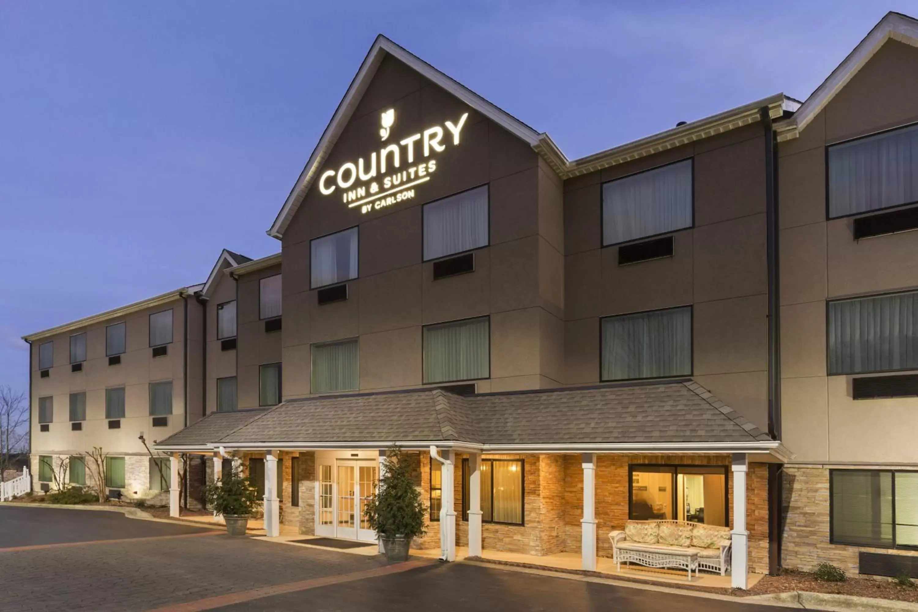 Facade/Entrance in Country Inn & Suites by Radisson, Asheville at Asheville Outlet Mall, NC