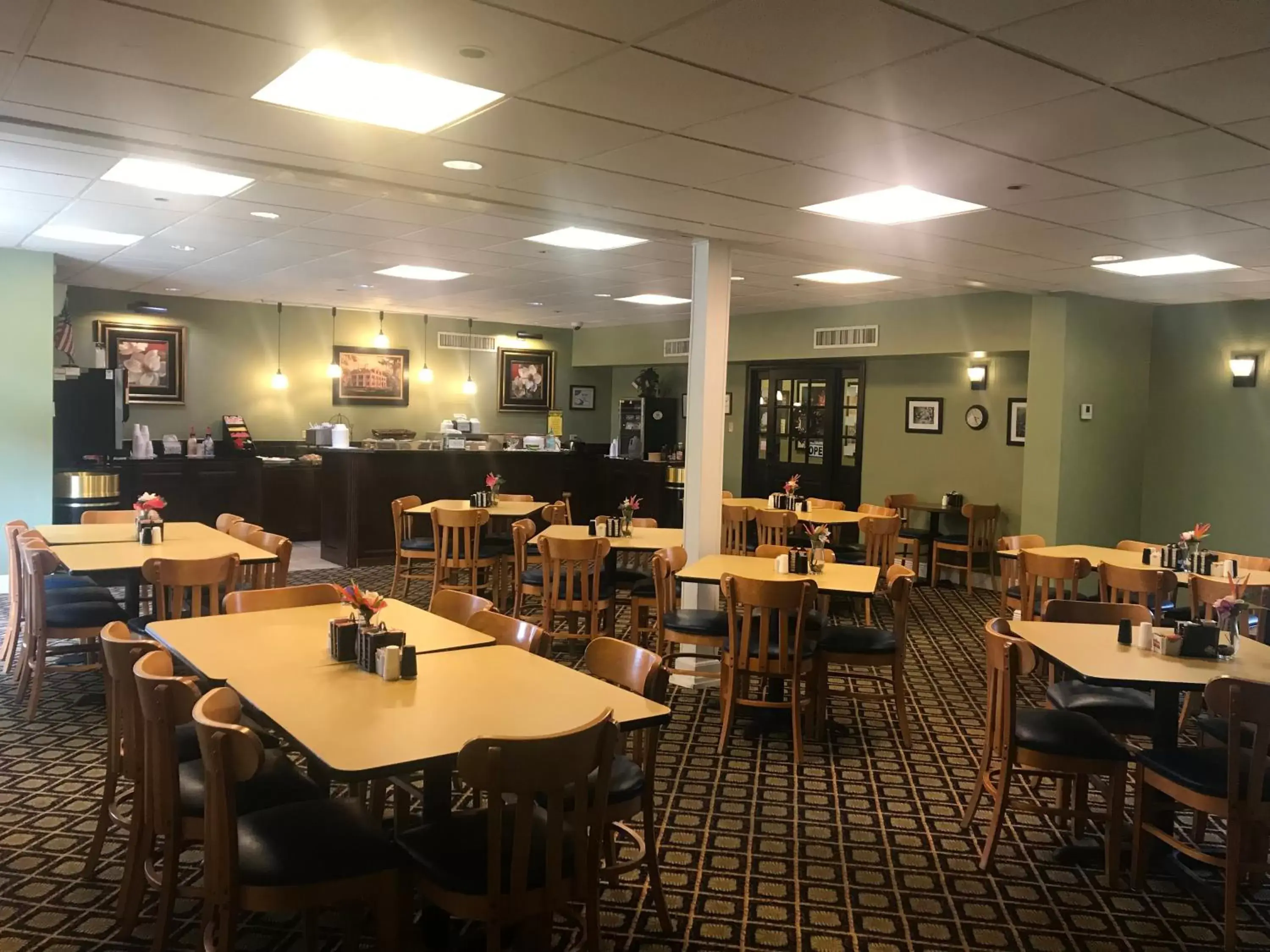 Coffee/tea facilities, Restaurant/Places to Eat in Carmel Inn and Suites Thibodaux