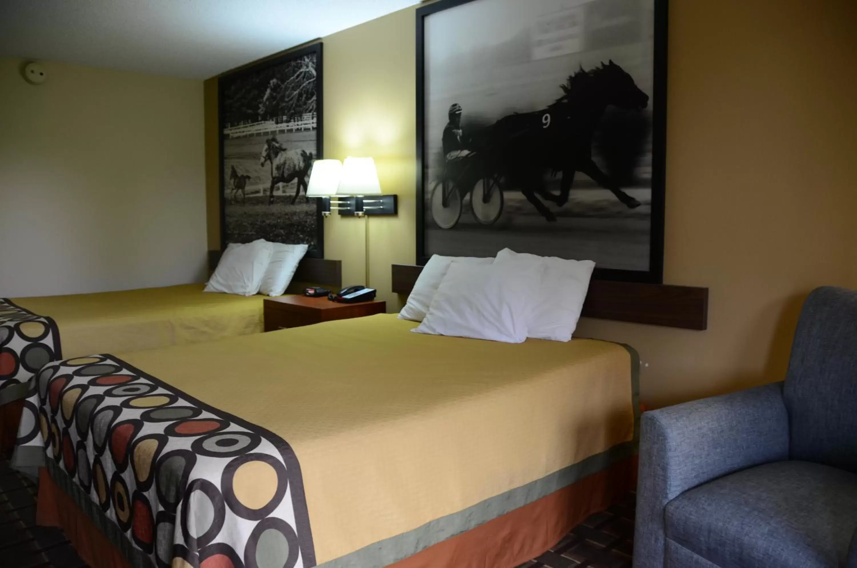 Bed in Super 8 by Wyndham Franklin Hwy 31 Bed in Super 8 by Wyndham Franklin Hwy 31