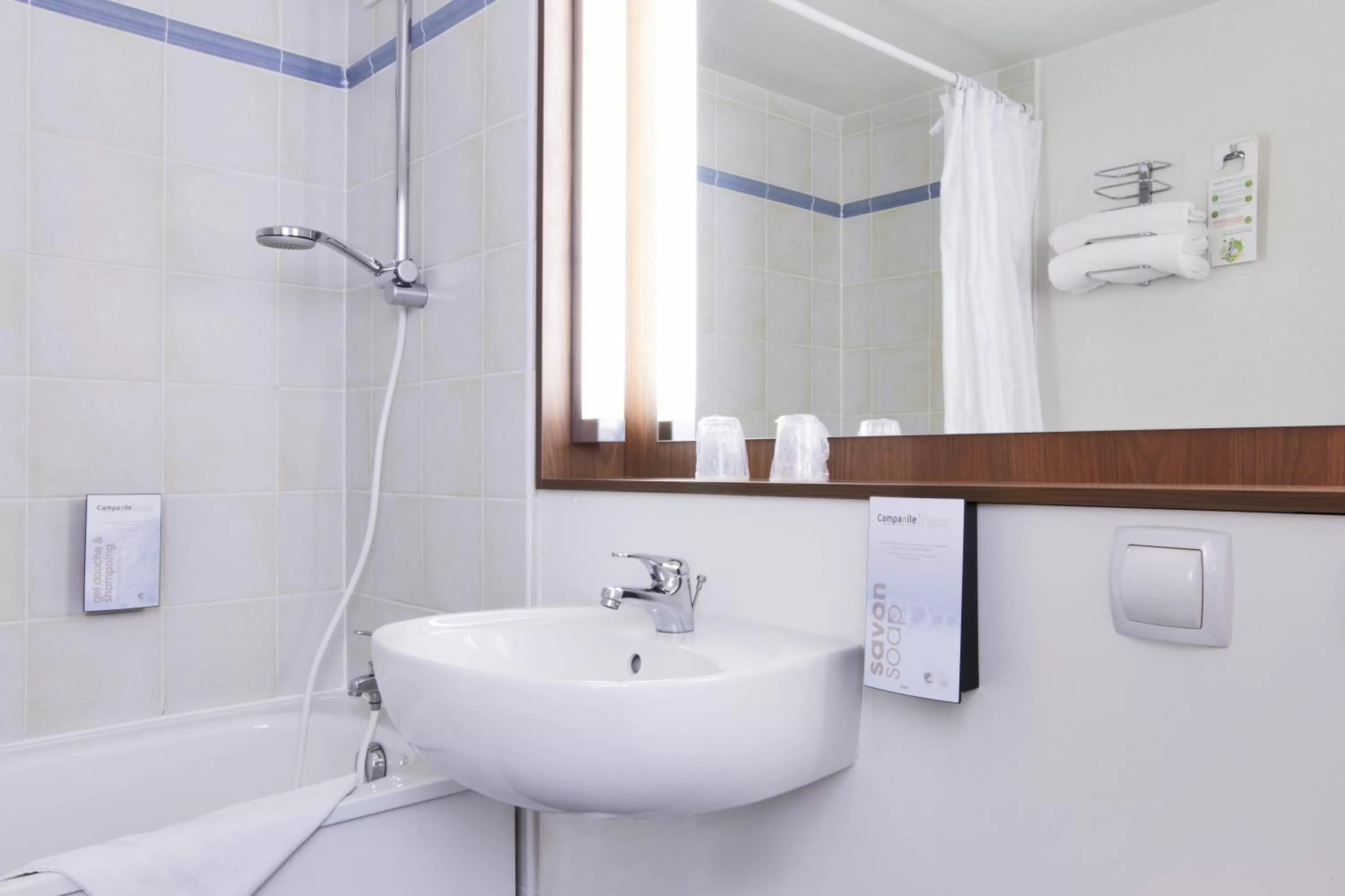 Bathroom in Campanile Béziers A9/A75