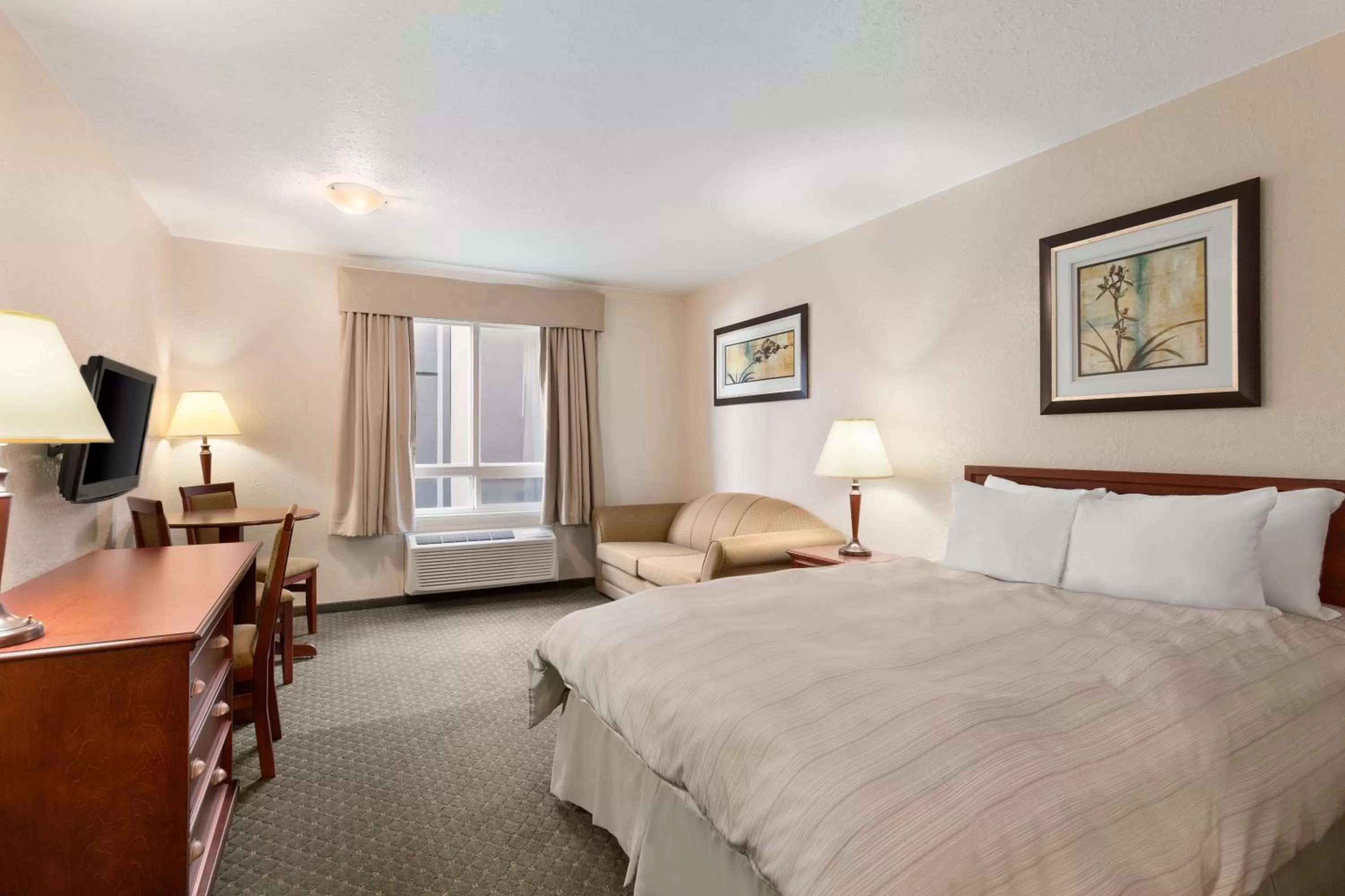 Deluxe Queen Suite in Days Inn & Suites by Wyndham Winkler