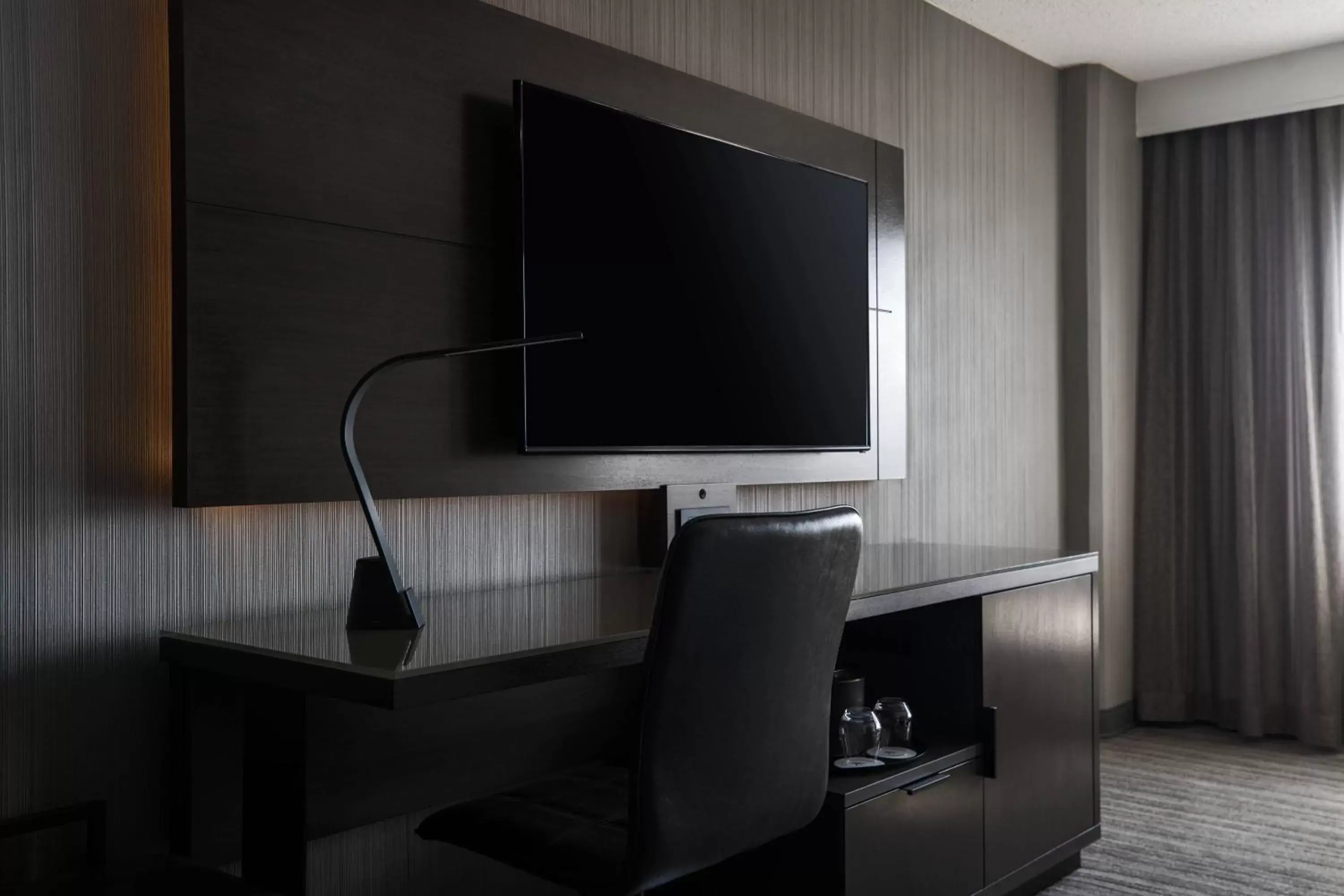 Photo of the whole room, TV/Entertainment Center in Chicago Marriott Schaumburg