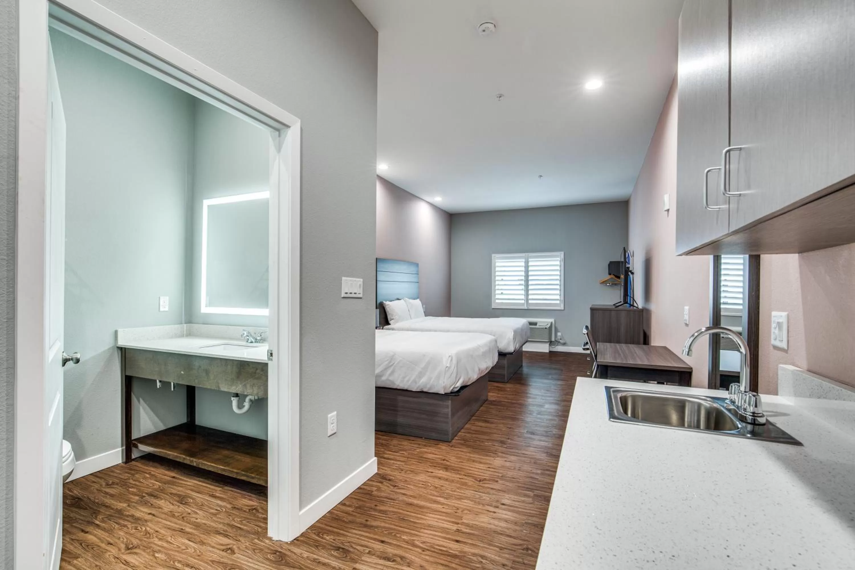 Bed in Scottish Inns & Suites Houston, TX