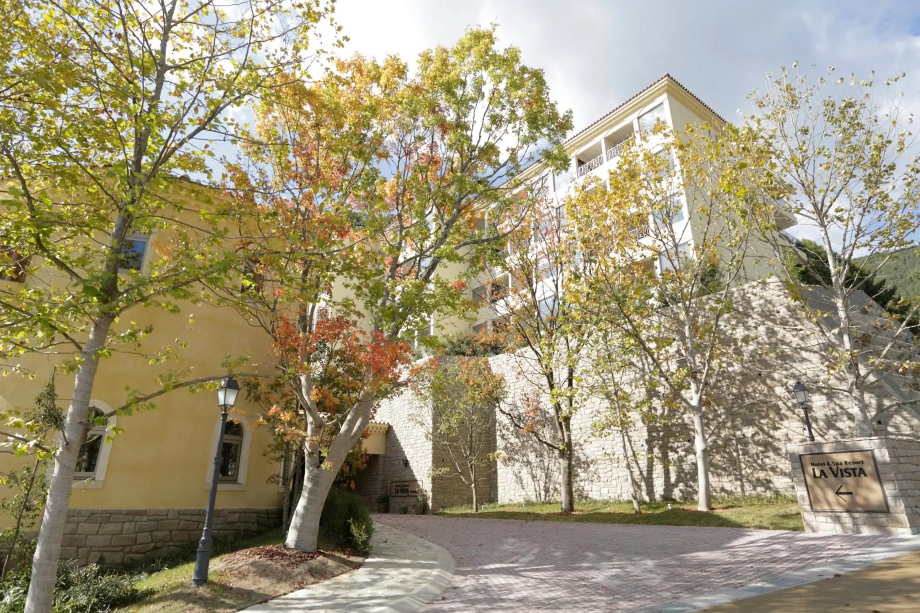 Facade/entrance in La Vista Fujikawaguchiko Facade/entrance in La Vista Fujikawaguchiko