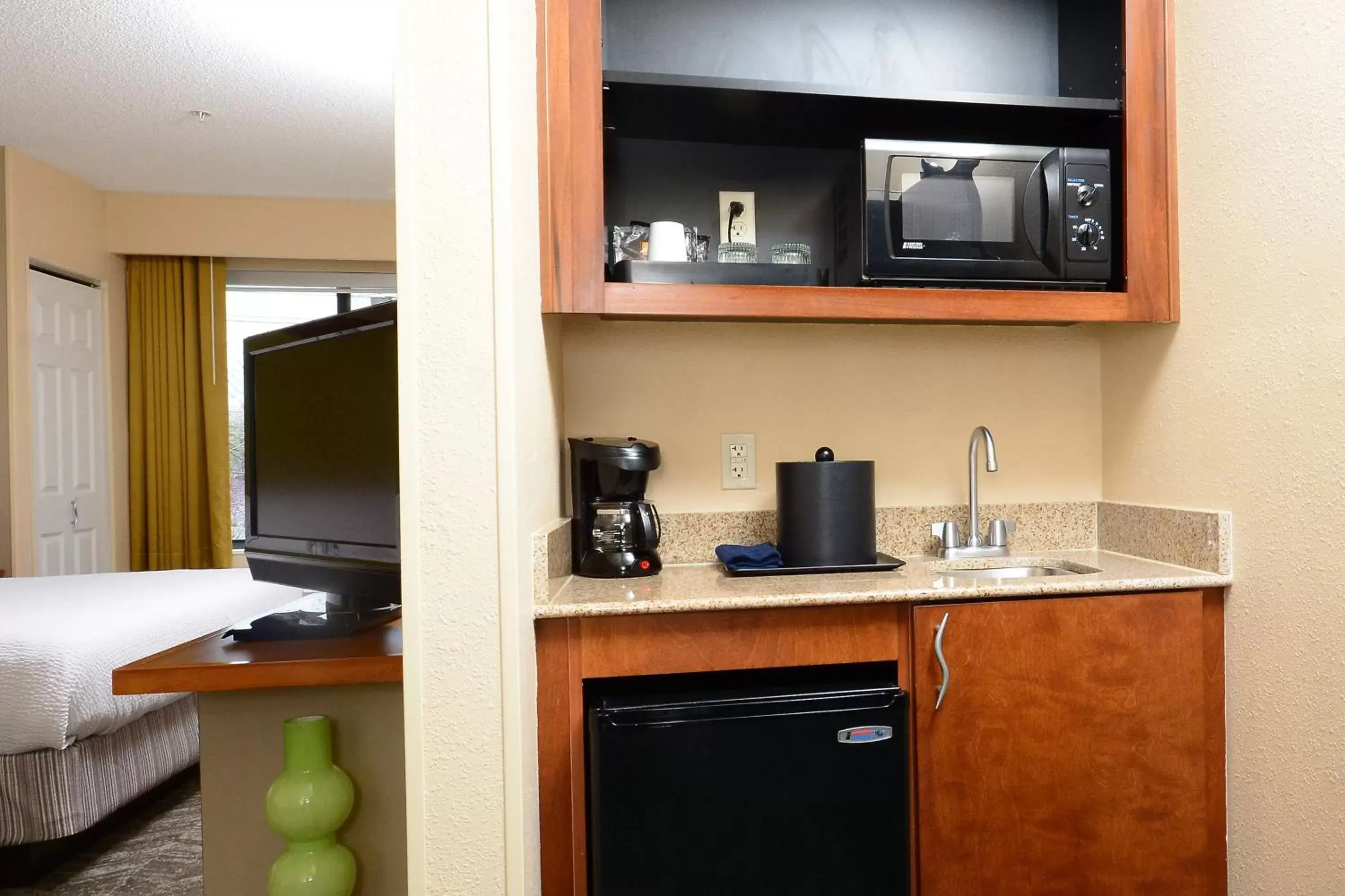 Photo of the whole room, Kitchen/Kitchenette in SpringHill Suites by Marriott Lynchburg Airport/University Area