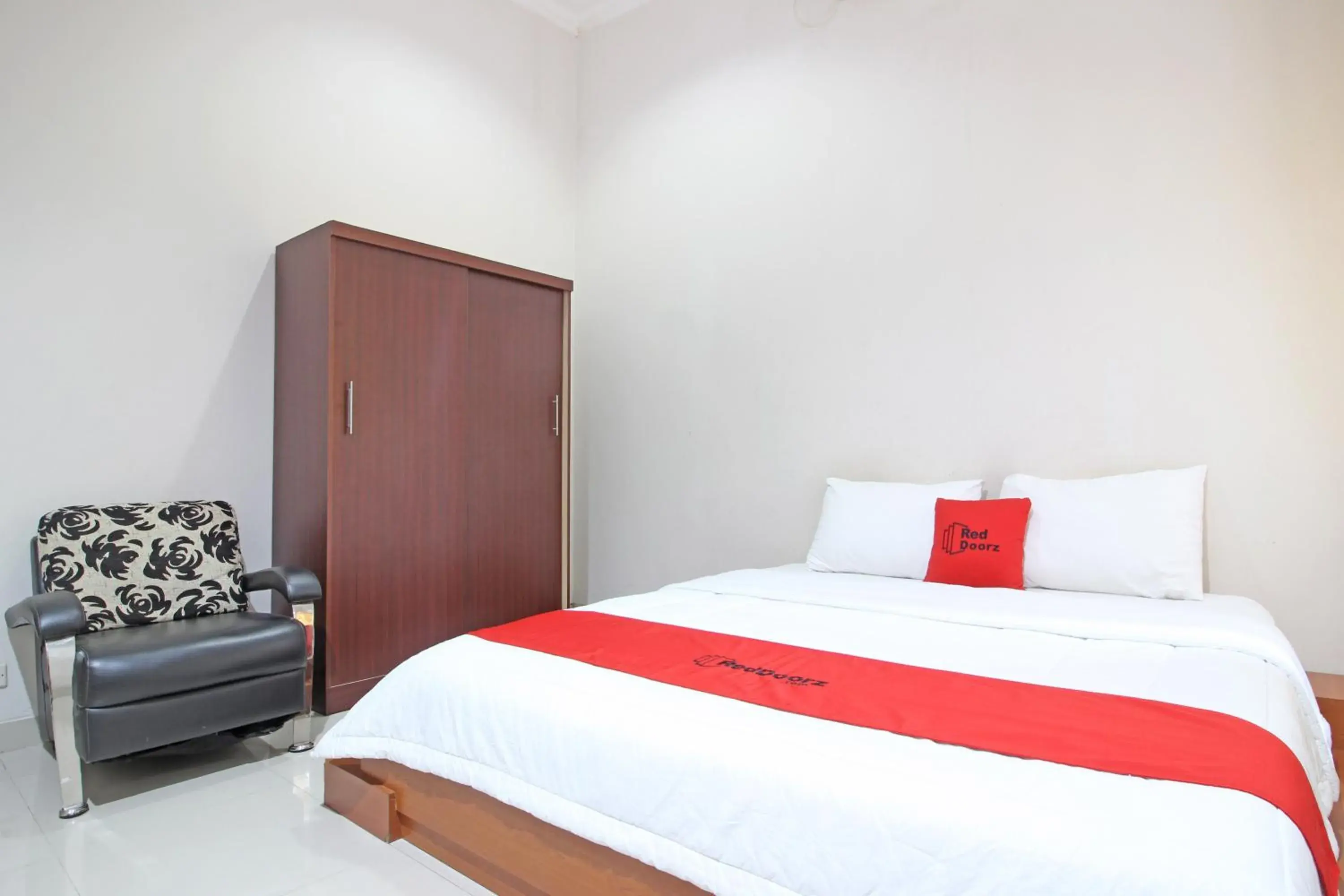 Bedroom, Bed in RedDoorz near Hartono Mall 3