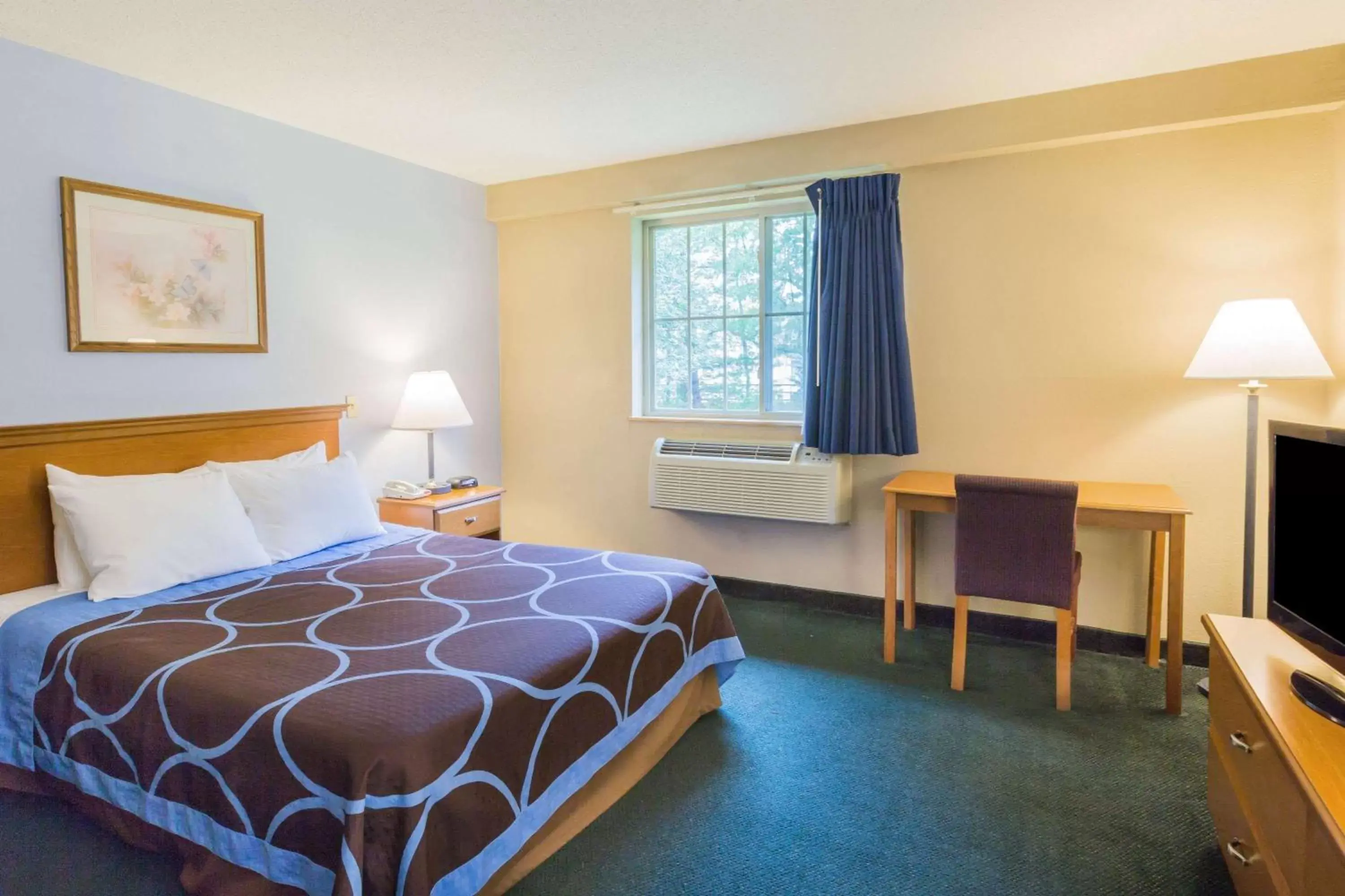 Photo of the whole room, Bed in Super 8 by Wyndham Stroudsburg