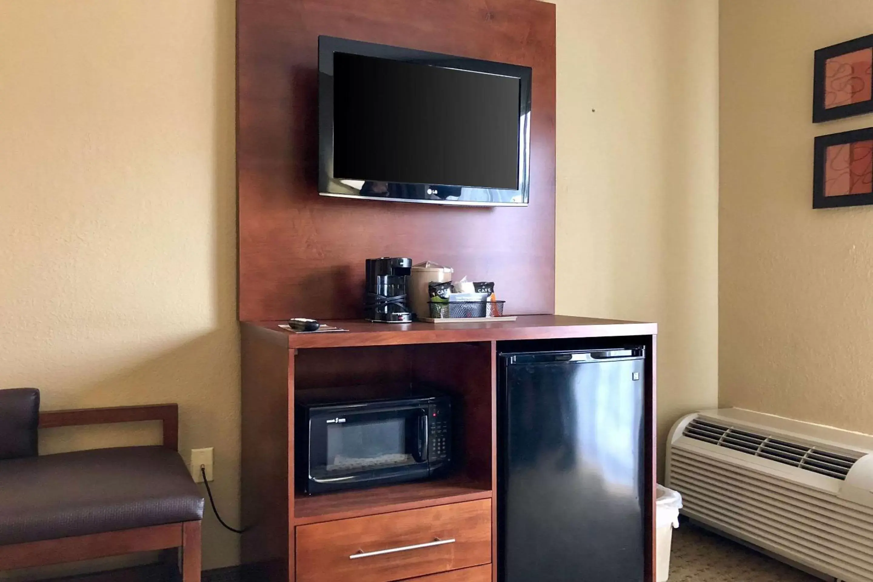 Photo of the whole room, TV/Entertainment Center in Vista Suites Hotel Near Island Drive And Convention Center