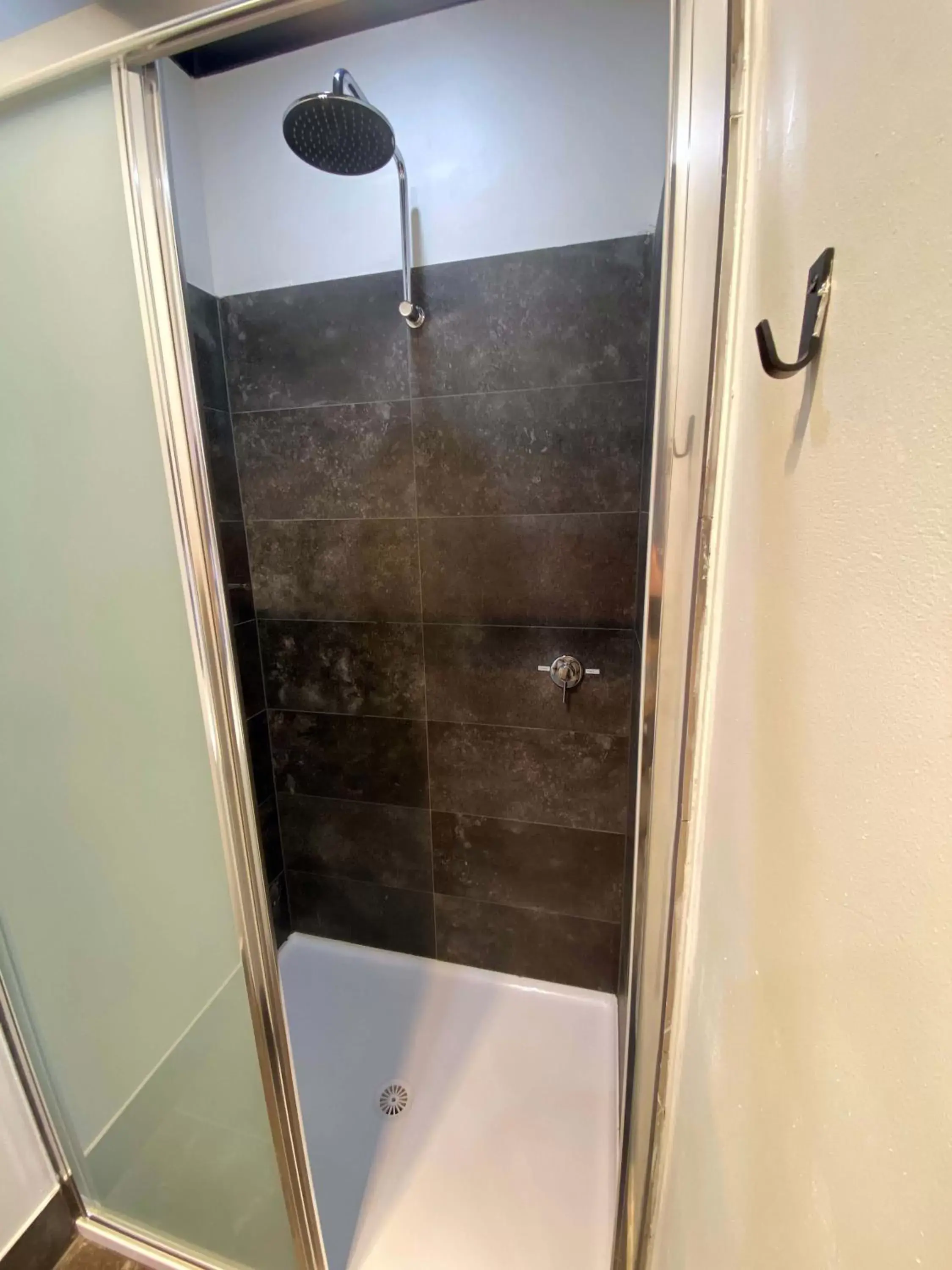 Shower, Bathroom in Romano's Hotel & Suites Wagga Wagga