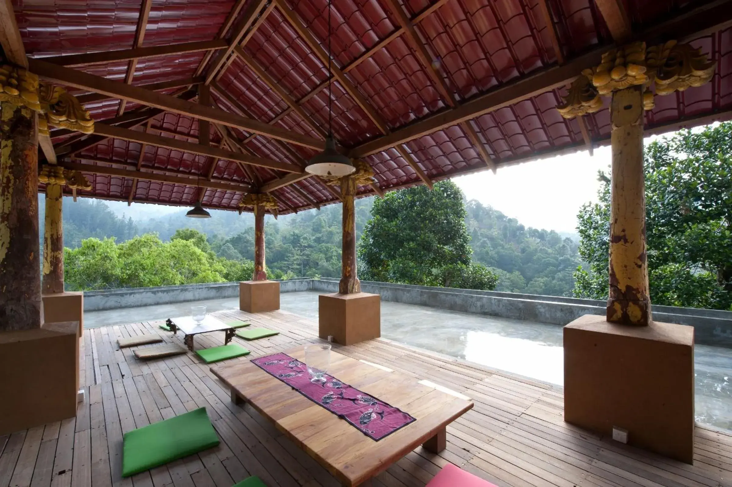 Communal lounge/ TV room in The Kandy Samadhicentre