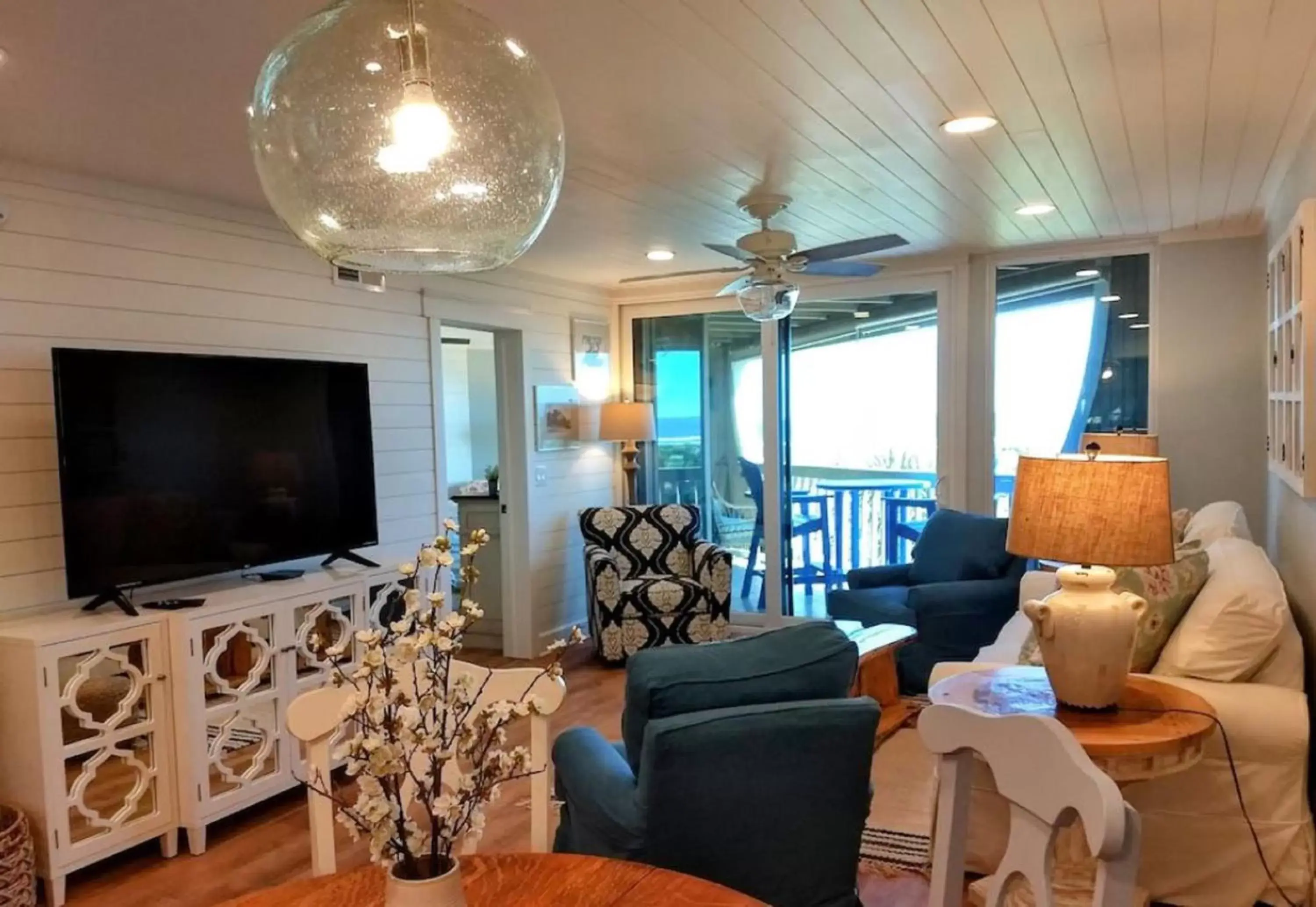 Seating Area in Hibiscus Oceanfront Resort