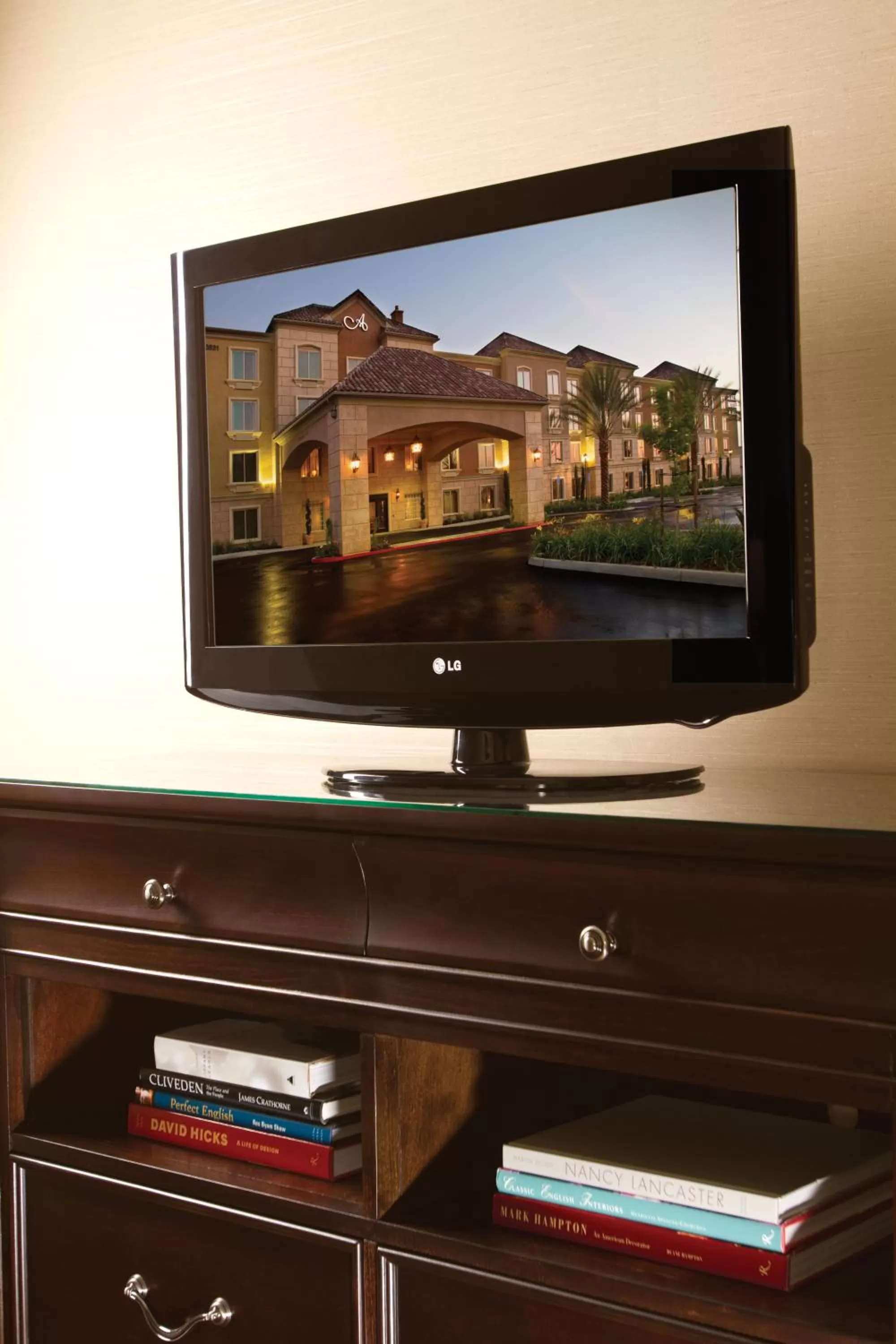 TV and multimedia in Ayres Hotel & Spa Moreno Valley/Riverside