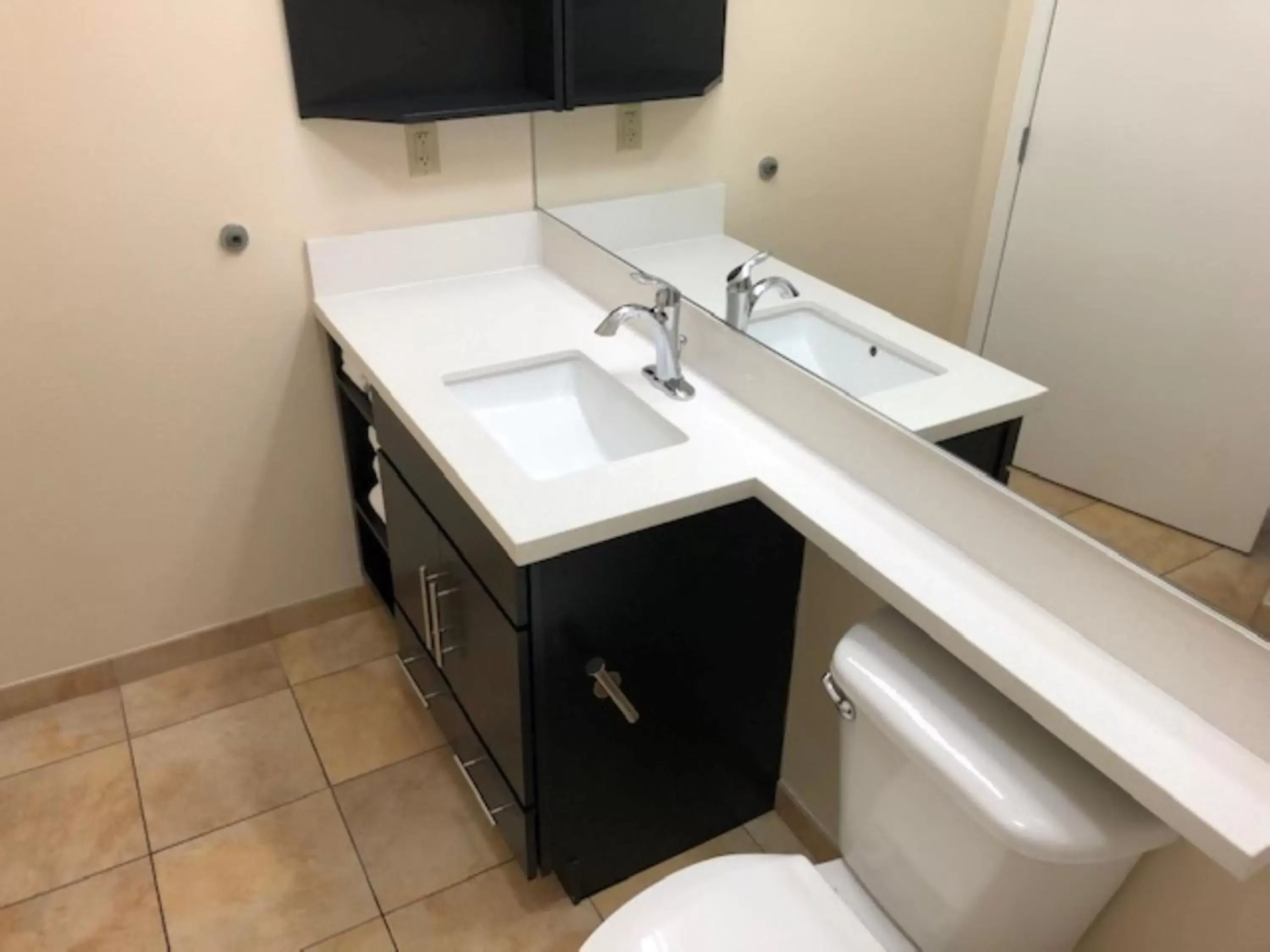 Bathroom, Kitchen/Kitchenette in Candlewood Suites Fort Wayne - NW, an IHG Hotel