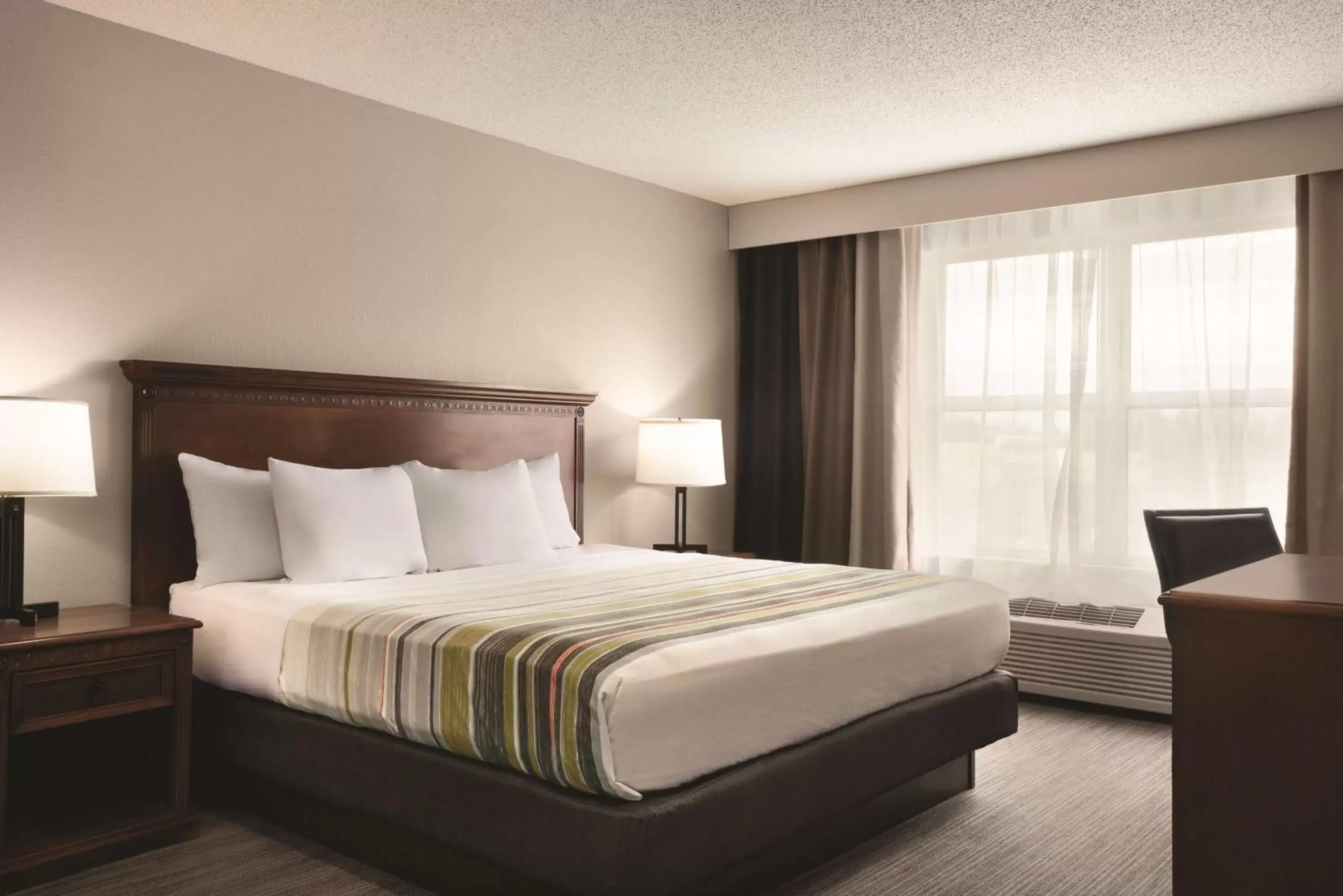 Property building, Bed in Country Inn & Suites by Radisson, Marinette, WI