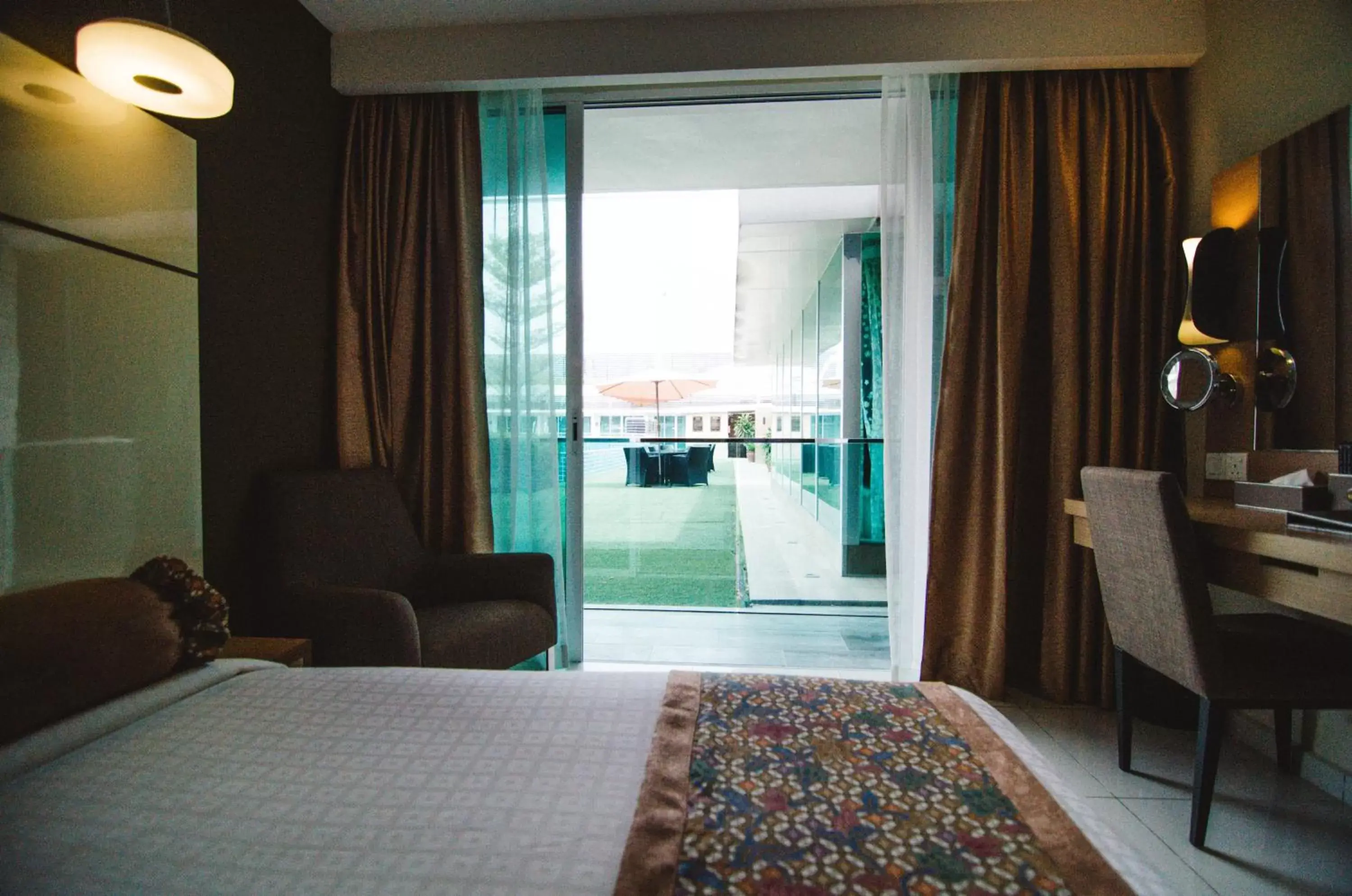 Pool view, Bed in Hotel Sfera