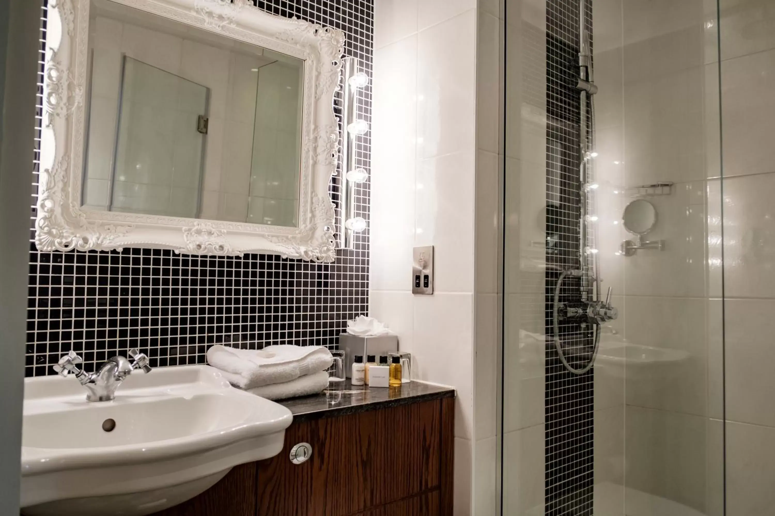 Shower, Bathroom in The Drayton Court Hotel