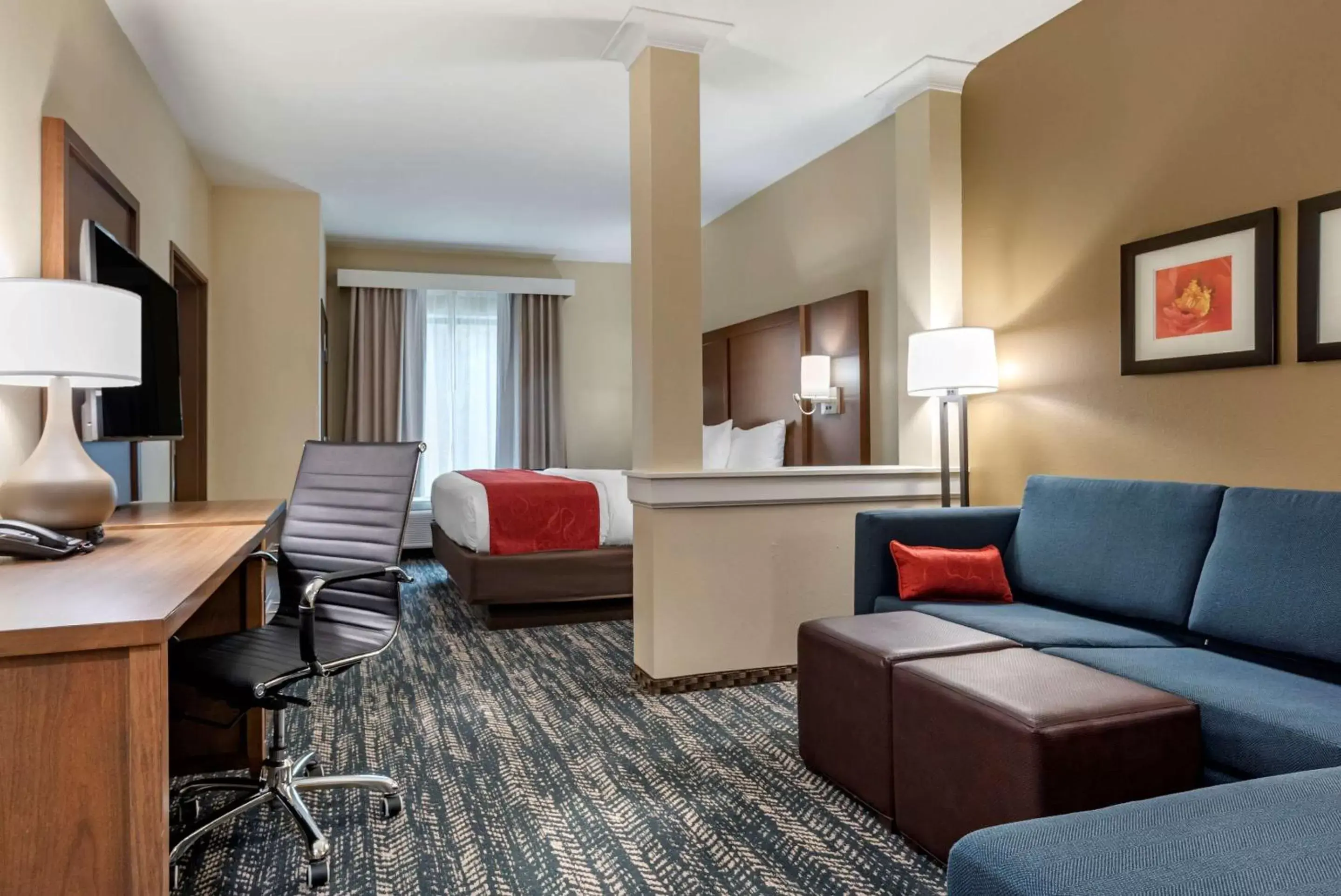 Photo of the whole room, Seating Area in Comfort Inn & Suites Downtown near University