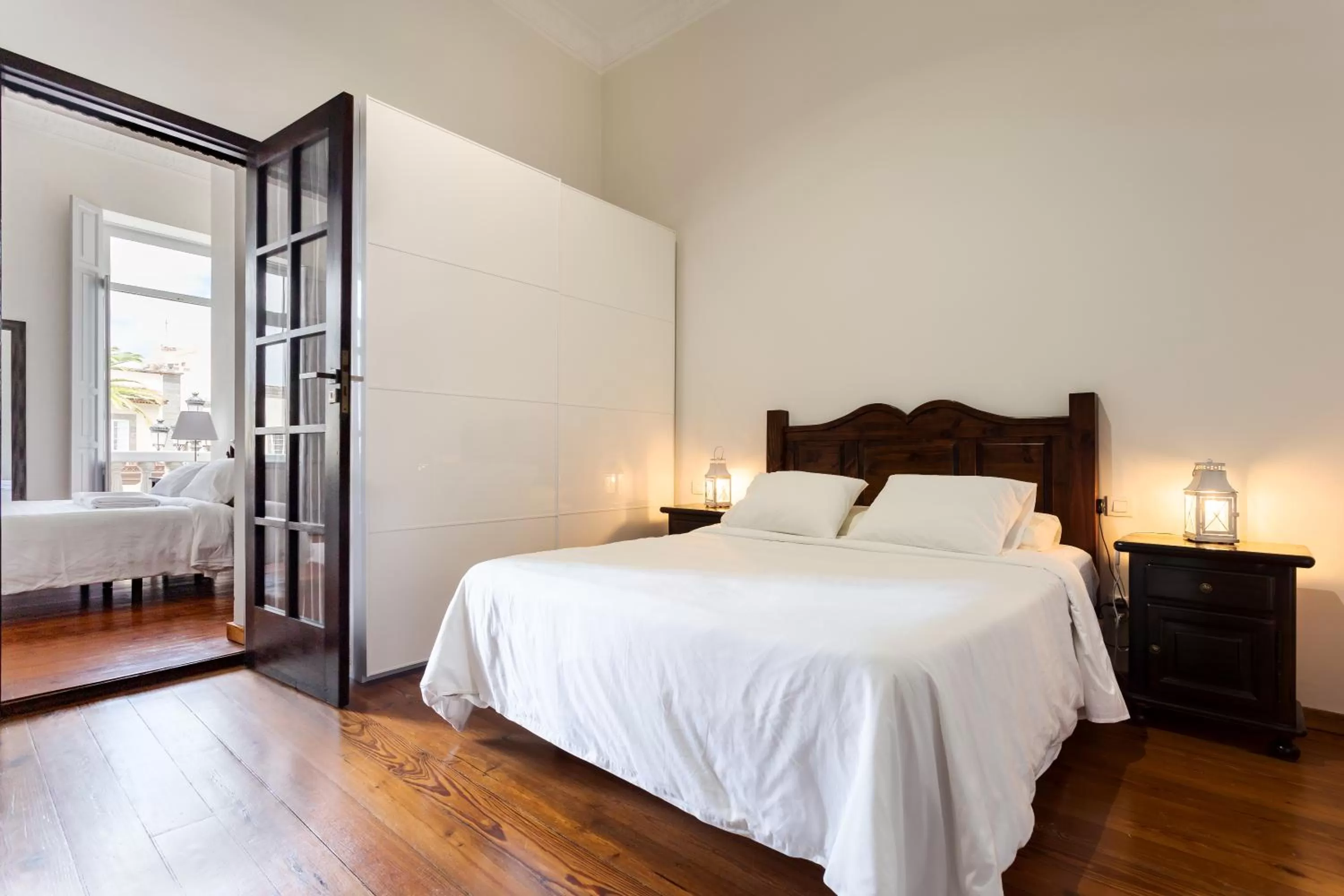 Bed in Santa Ana Suite & Rooms