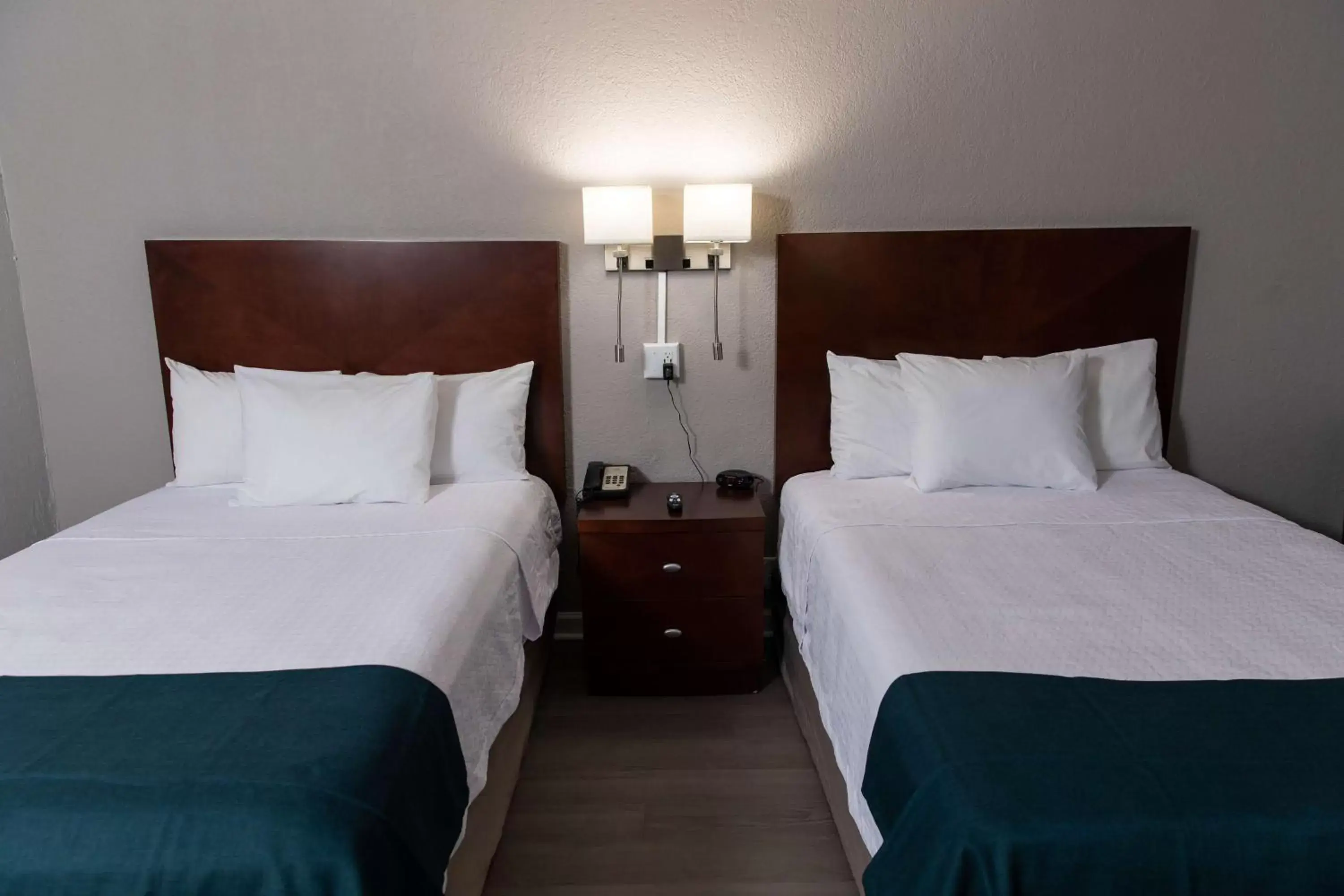 Photo of the whole room, Bed in Studio 6 Ocala, FL Photo of the whole room, Bed in Studio 6 Ocala, FL