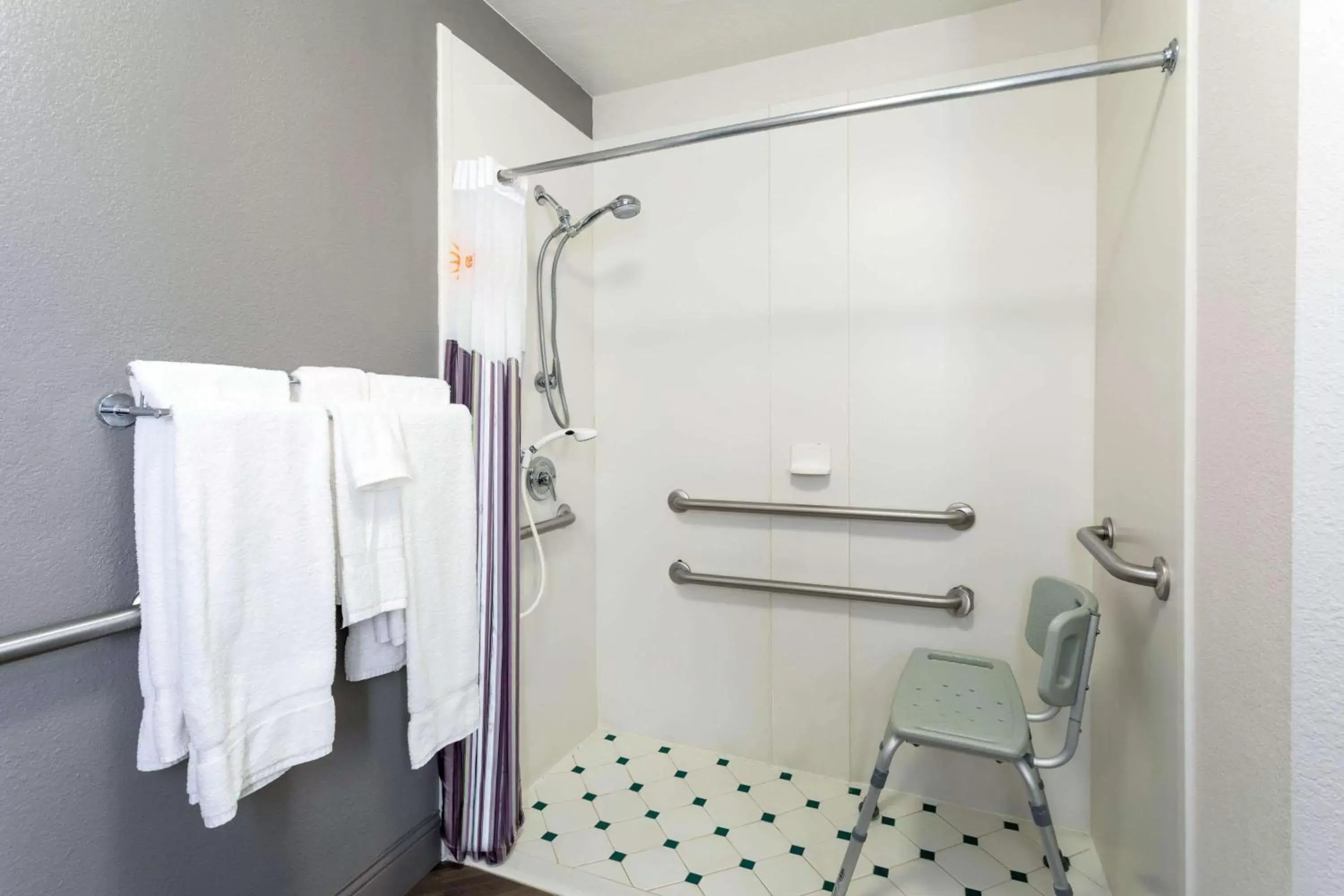 Shower, Bathroom in La Quinta by Wyndham Denver Boulder - Louisville