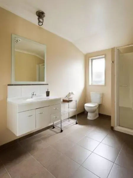 Toilet, Bathroom in Scenicland Motels