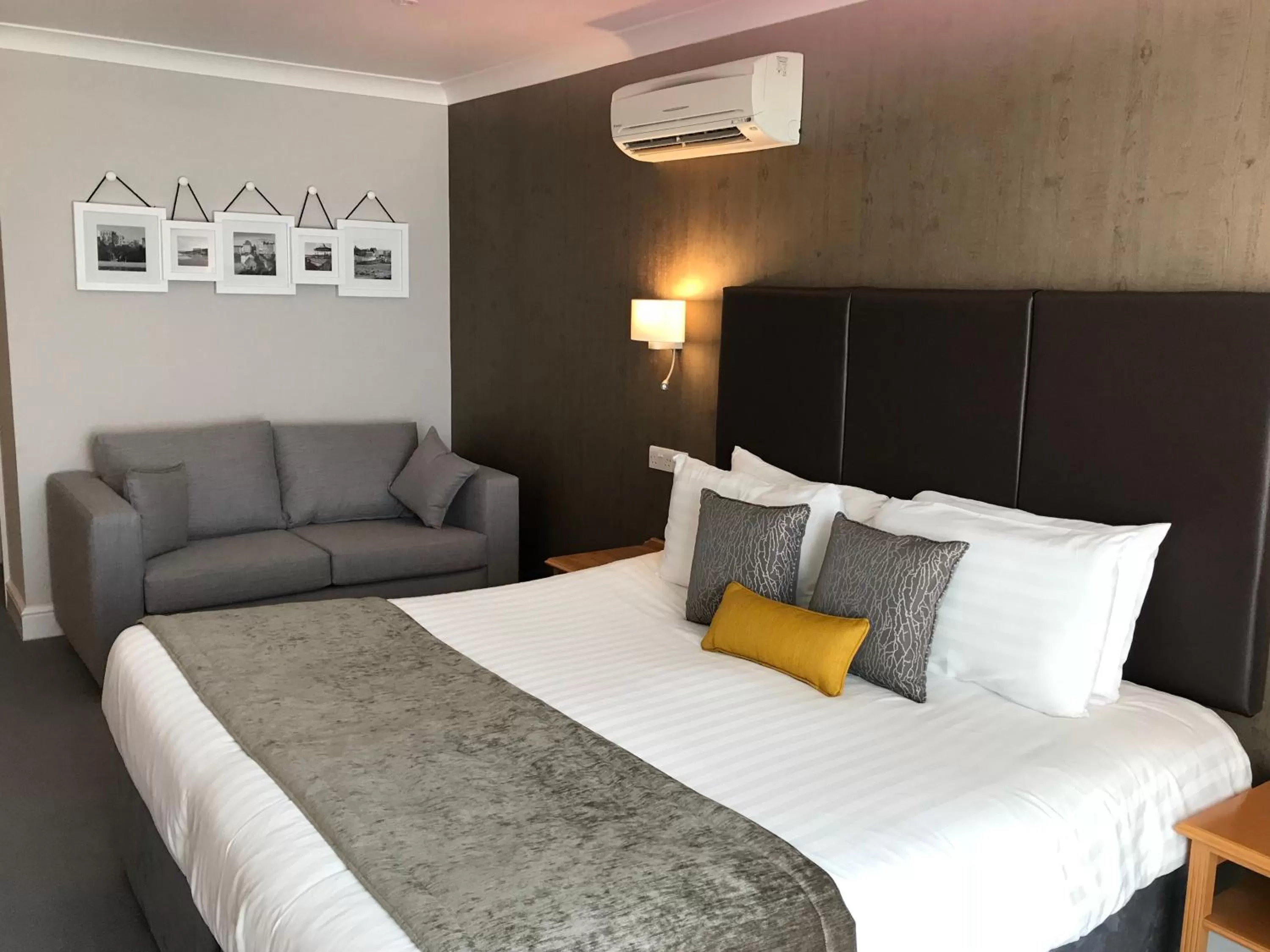 Photo of the whole room, Bed in Heywood Spa Hotel