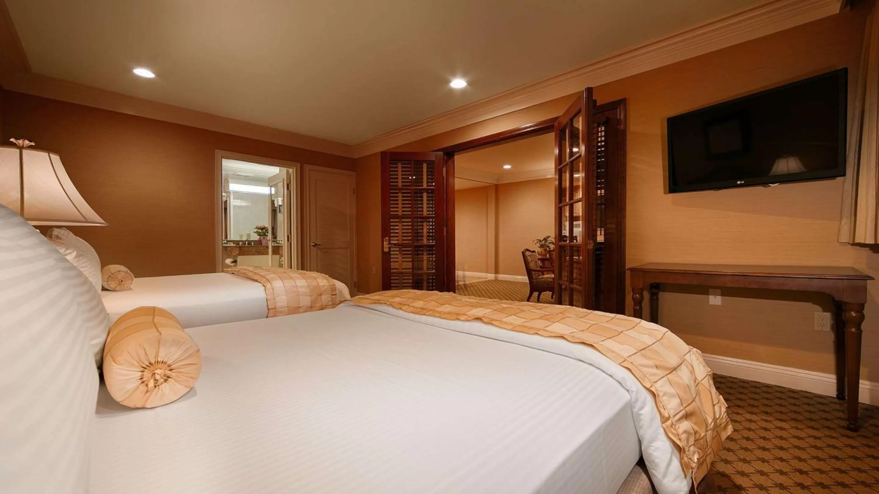 Photo of the whole room, Bed in Best Western Plus Sunset Plaza Hotel