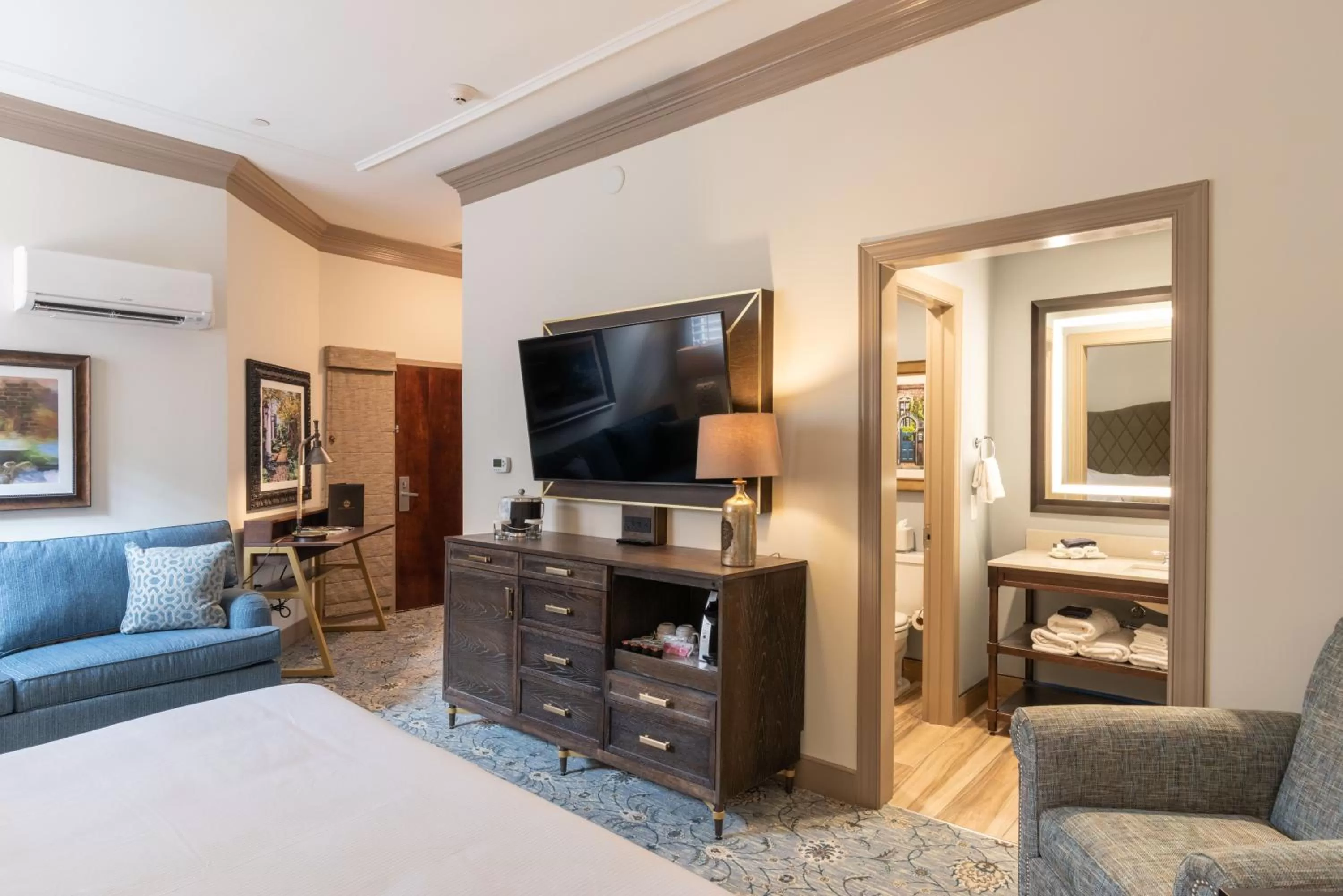 Bed in Andrew Pinckney Inn