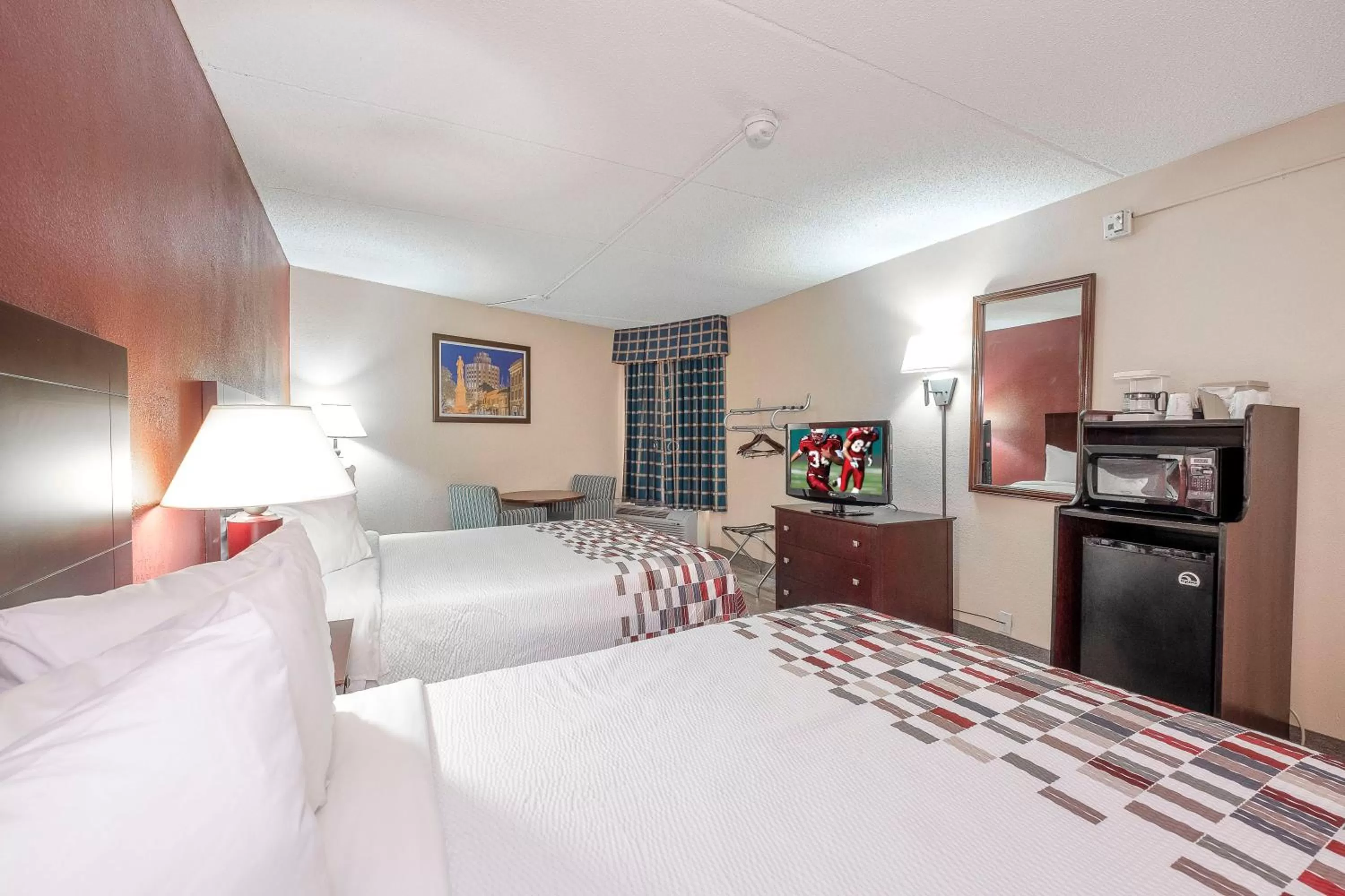 Photo of the whole room, Bed in Red Roof Inn & Suites Macon